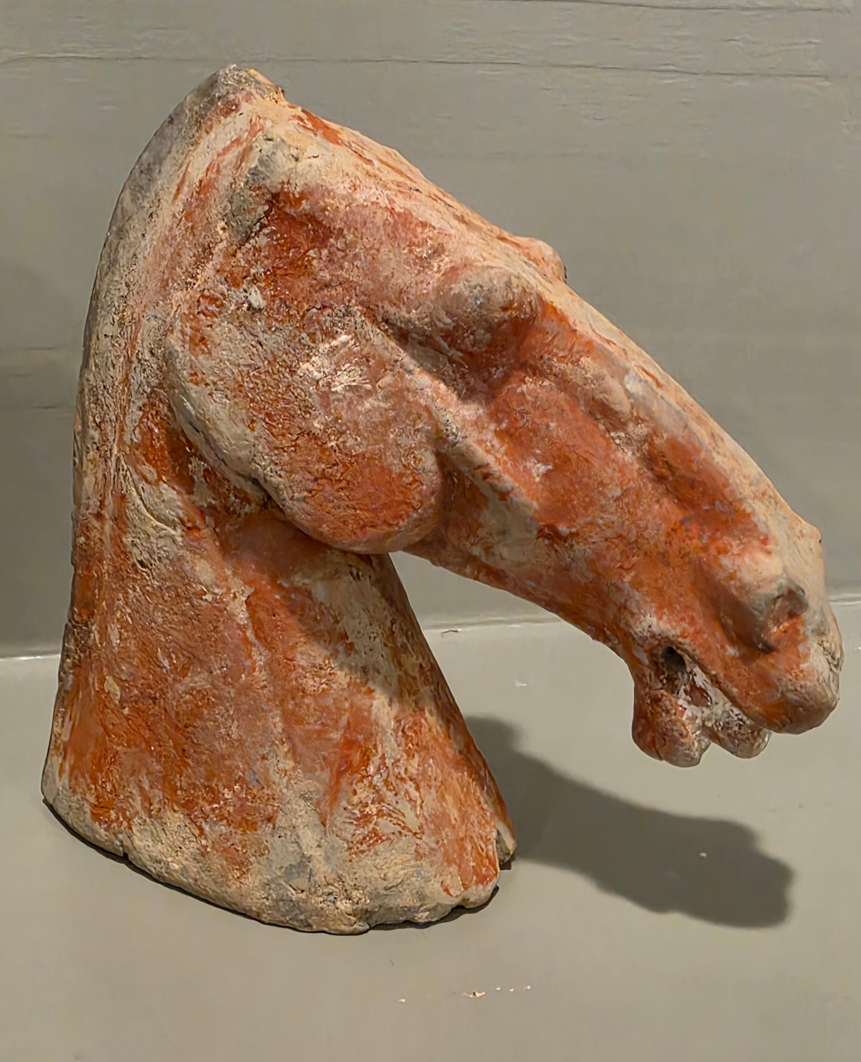 Argilla Coppia di antiche figure di tombe funerarie della dinastia cinese Han in ceramica con testa di cavallo rosso in vendita