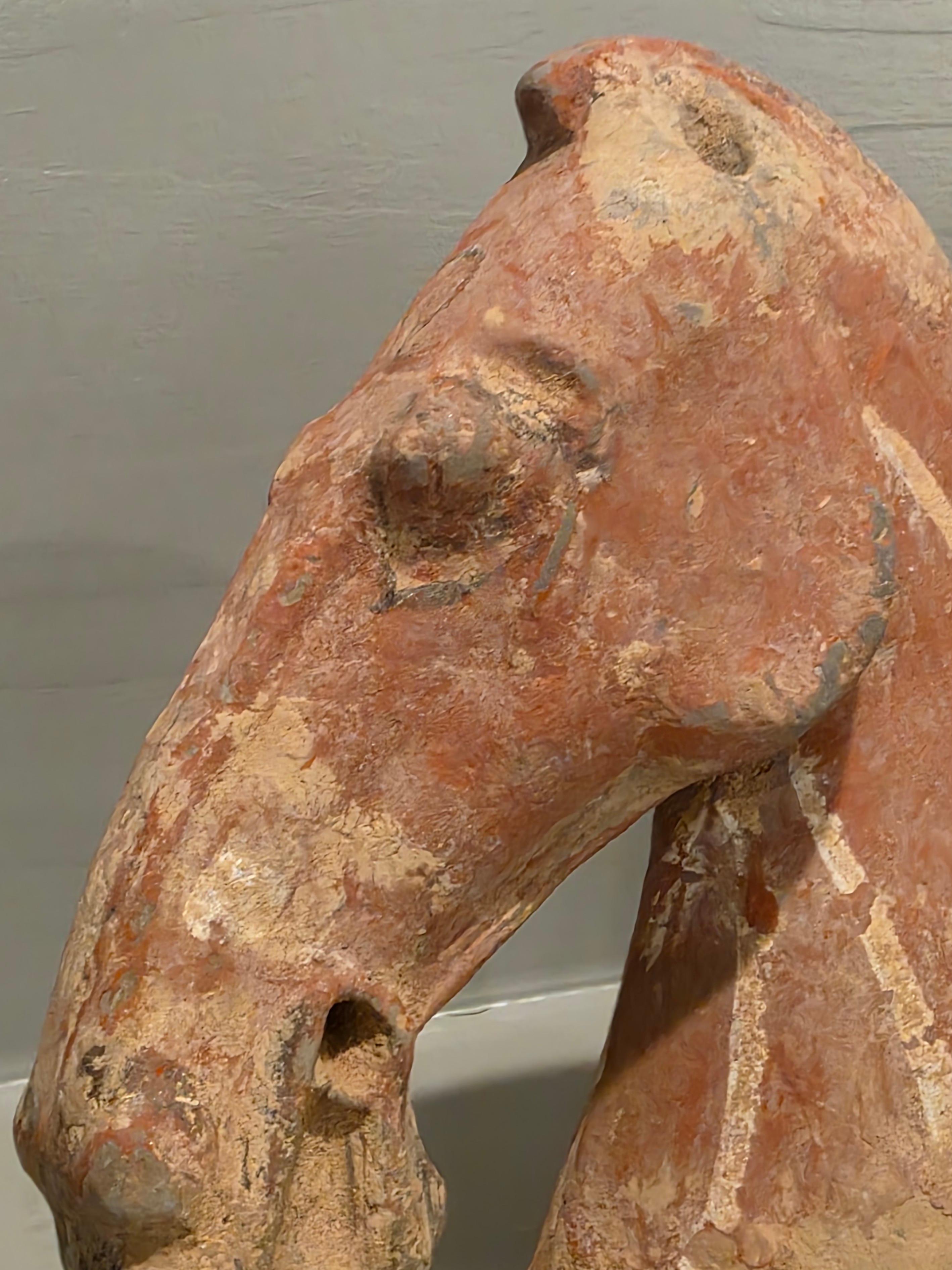 Coppia di antiche figure di tombe funerarie della dinastia cinese Han in ceramica con testa di cavallo rosso in vendita 2