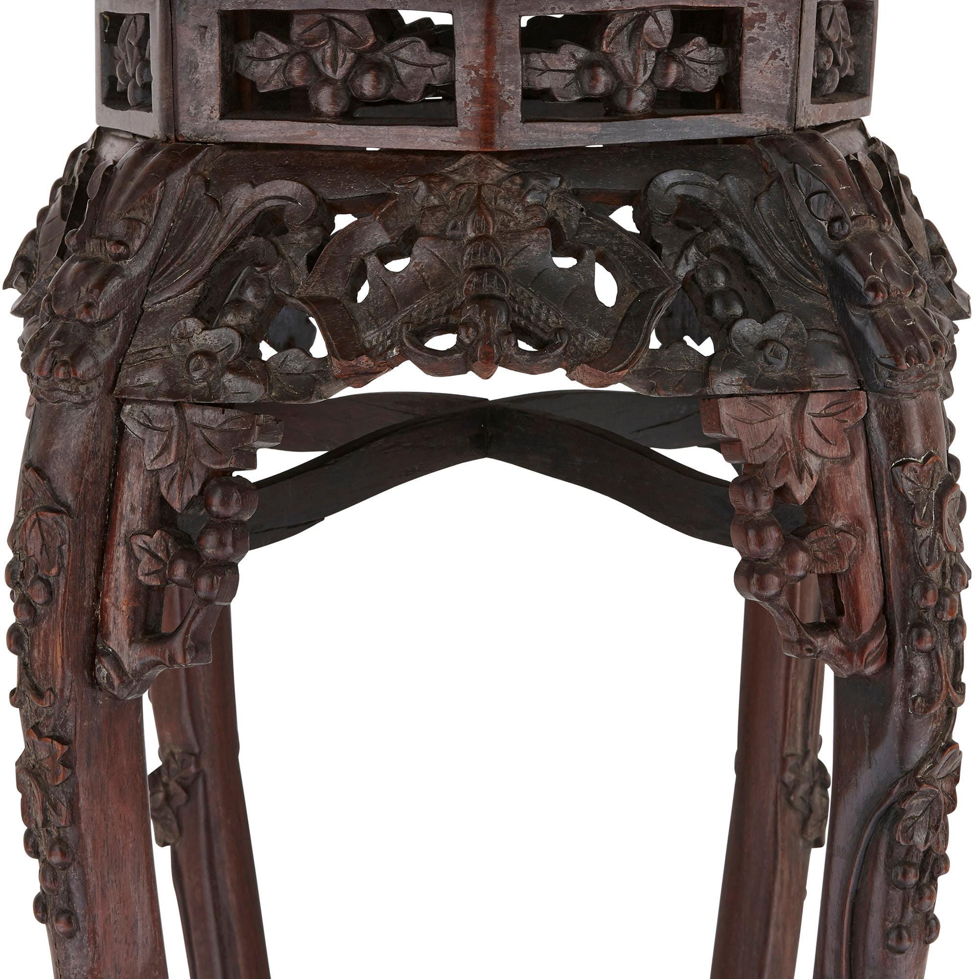 Paar antike chinesische Ständer aus Hartholz und geädertem Marmor (Geschnitzt) im Angebot