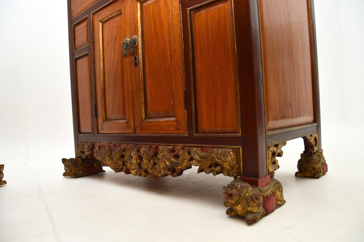 Coppia di antichi comodini in legno massiccio cinese in vendita 5