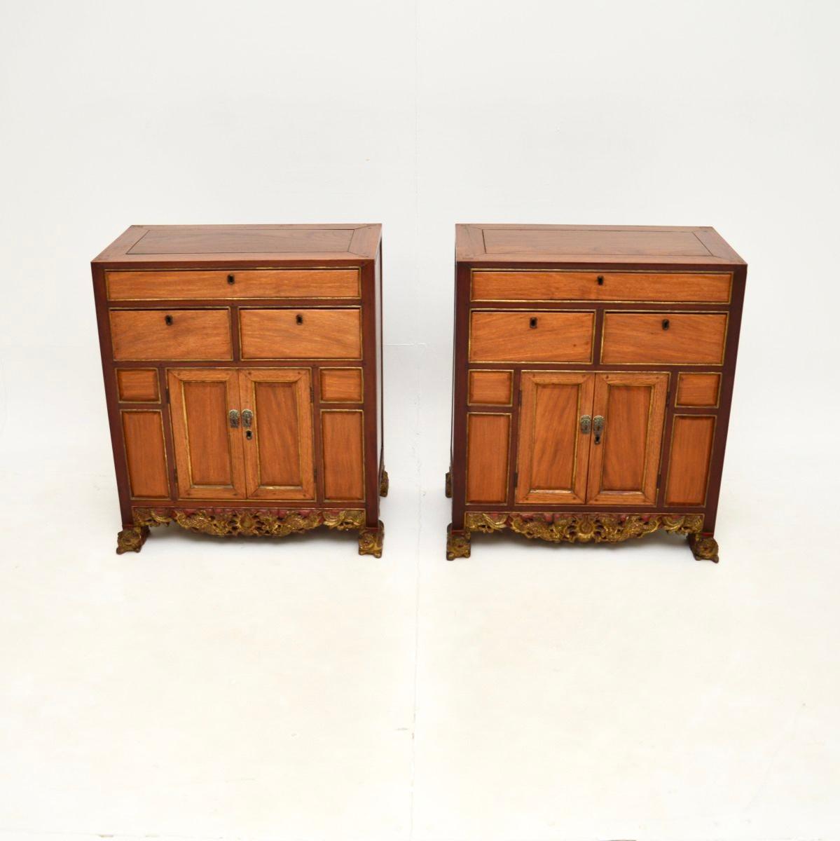 Una splendida coppia di antichi comodini cinesi in legno duro. Sono stati realizzati in Cina e risalgono probabilmente al periodo 1890-1910.

Sono di ottima fattura e di dimensioni molto utili, perfetti per essere utilizzati come comodini o