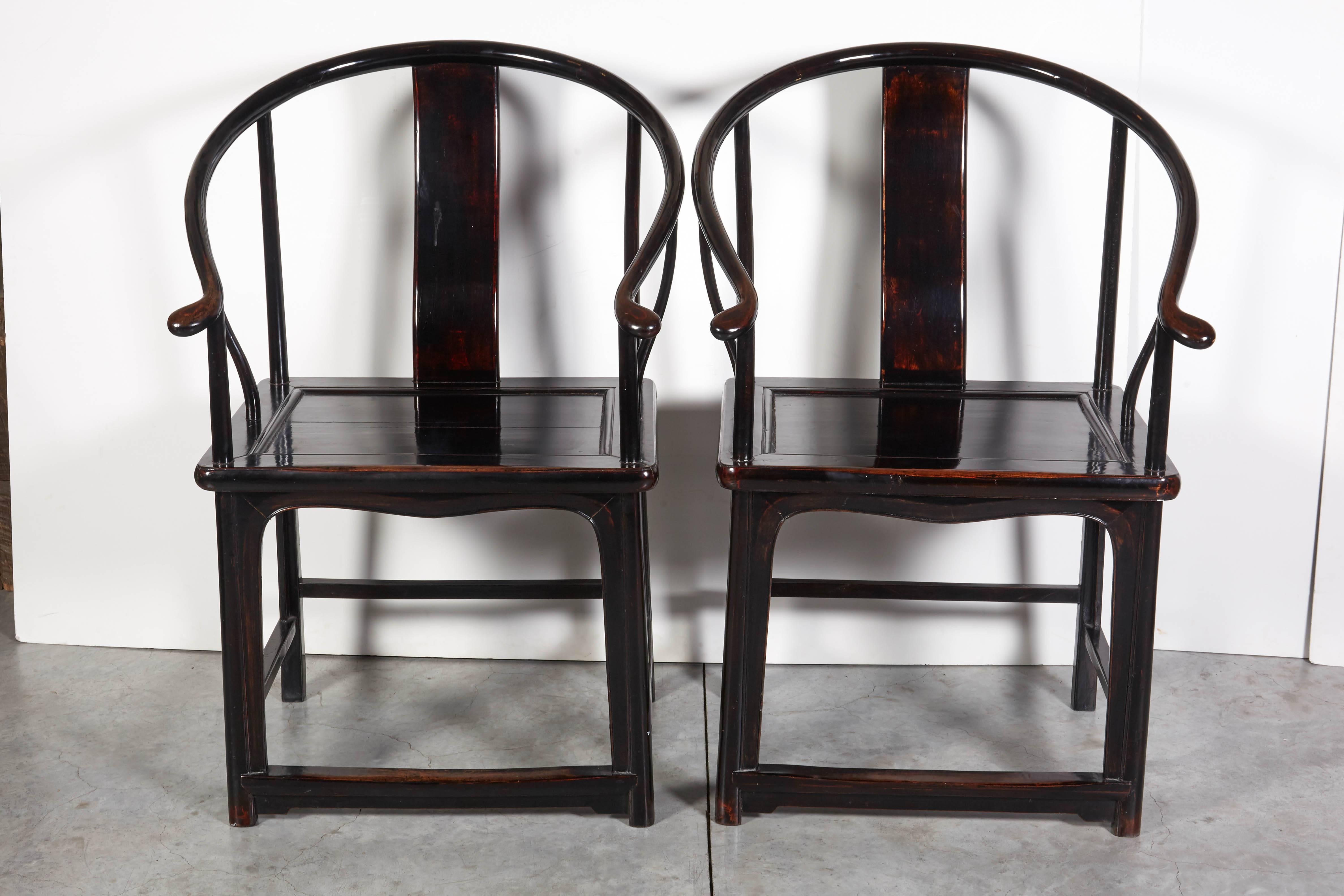 Paar antike chinesische Lack- Hufeisenrückenstühle mit Hufeisenrückenlehne (Chinesisch) im Angebot