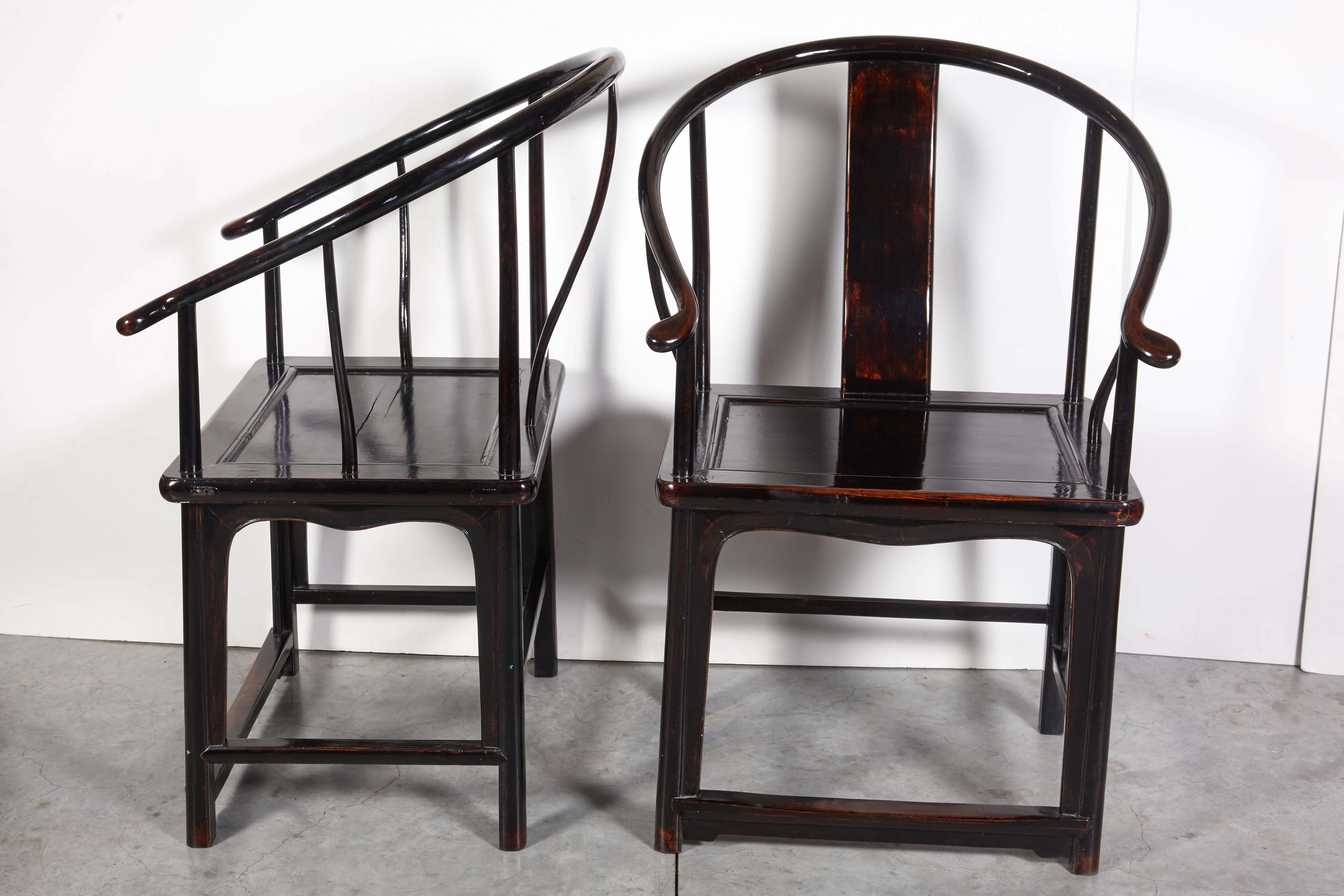 Paar antike chinesische Lack- Hufeisenrückenstühle mit Hufeisenrückenlehne (20. Jahrhundert) im Angebot