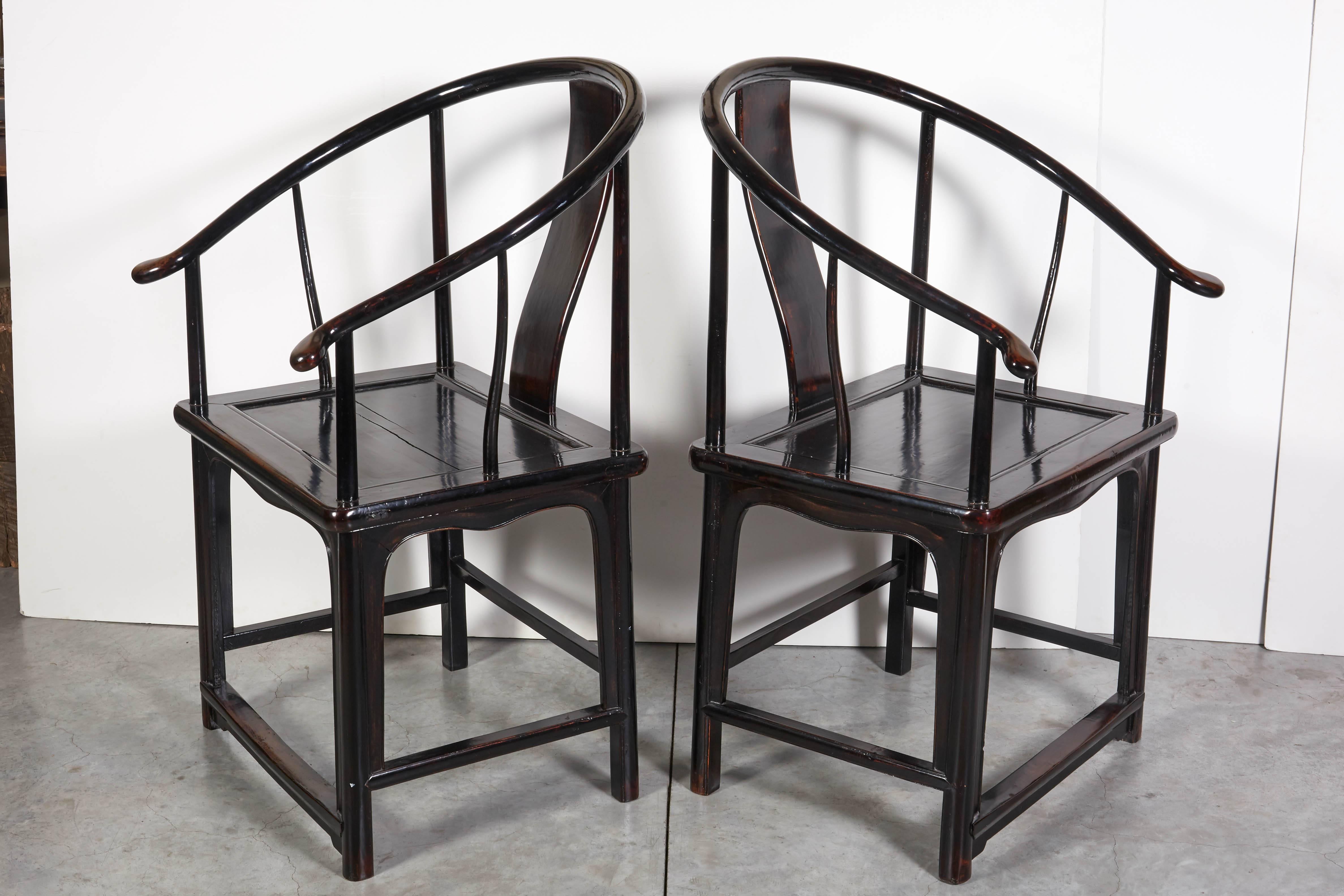 Paar antike chinesische Lack- Hufeisenrückenstühle mit Hufeisenrückenlehne (Holz) im Angebot