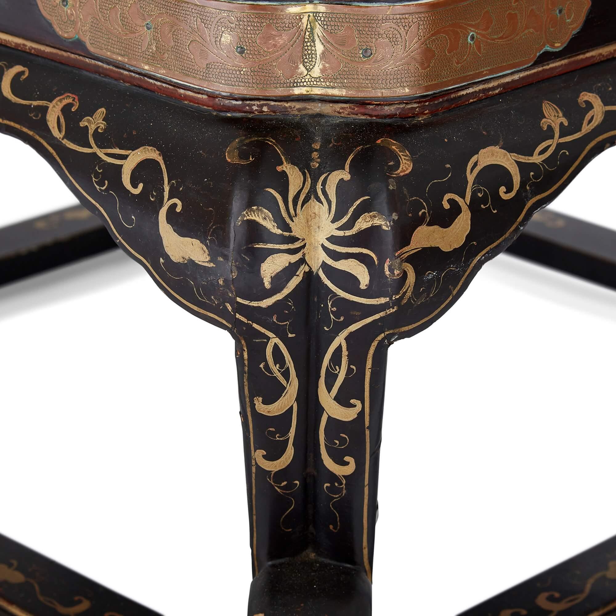 Paar antike chinesische lackierte, niedrige Tische mit Porzellan-Warming-Tische (Vergoldet) im Angebot