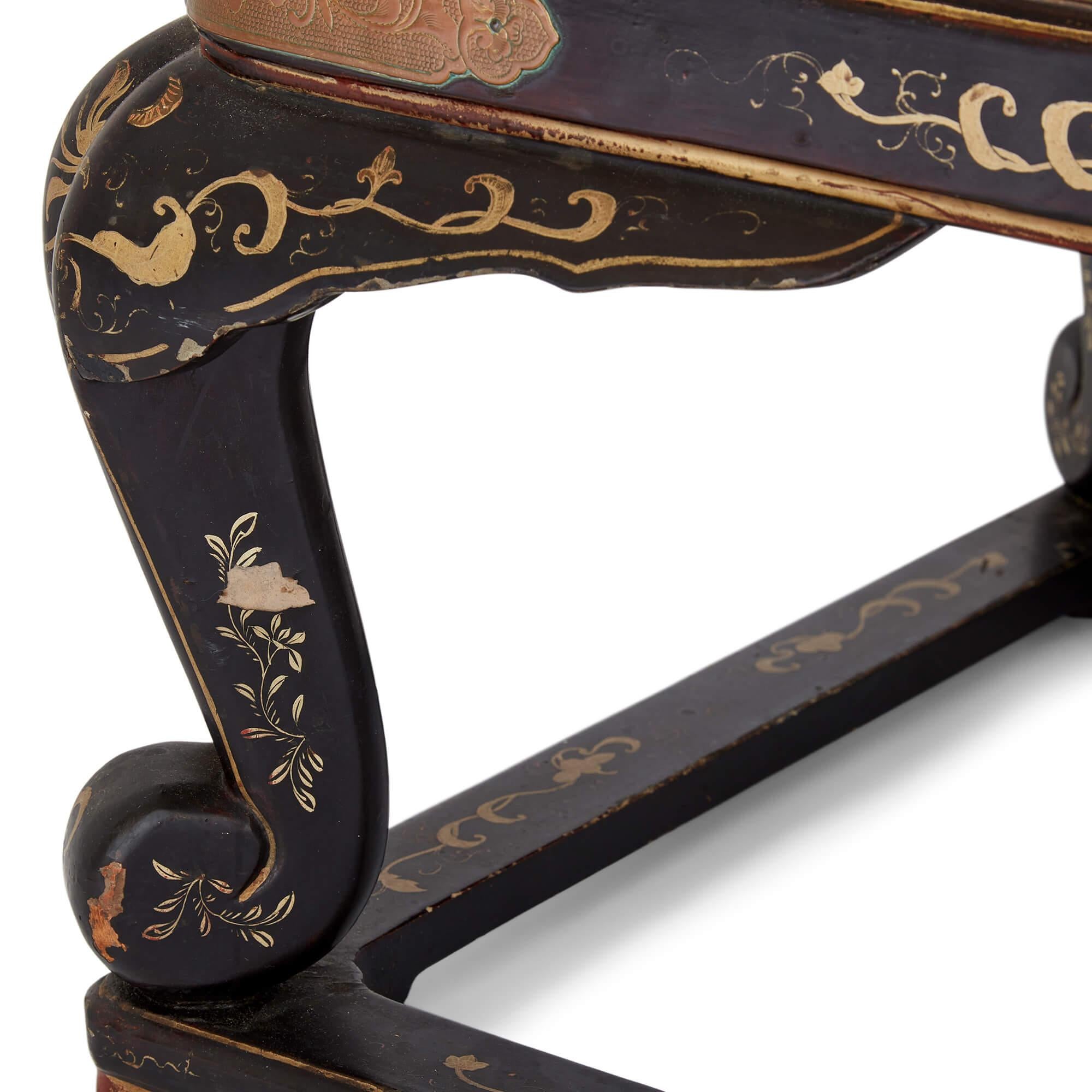 Paar antike chinesische lackierte, niedrige Tische mit Porzellan-Warming-Tische im Zustand „Gut“ im Angebot in London, GB