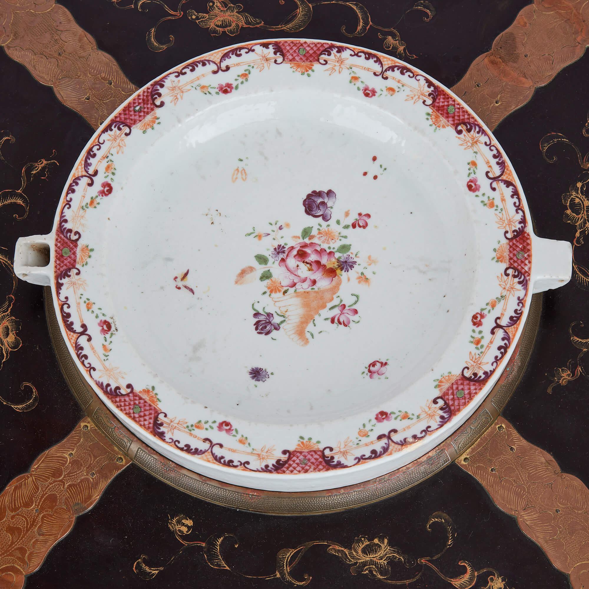 Paar antike chinesische lackierte, niedrige Tische mit Porzellan-Warming-Tische (Messing) im Angebot