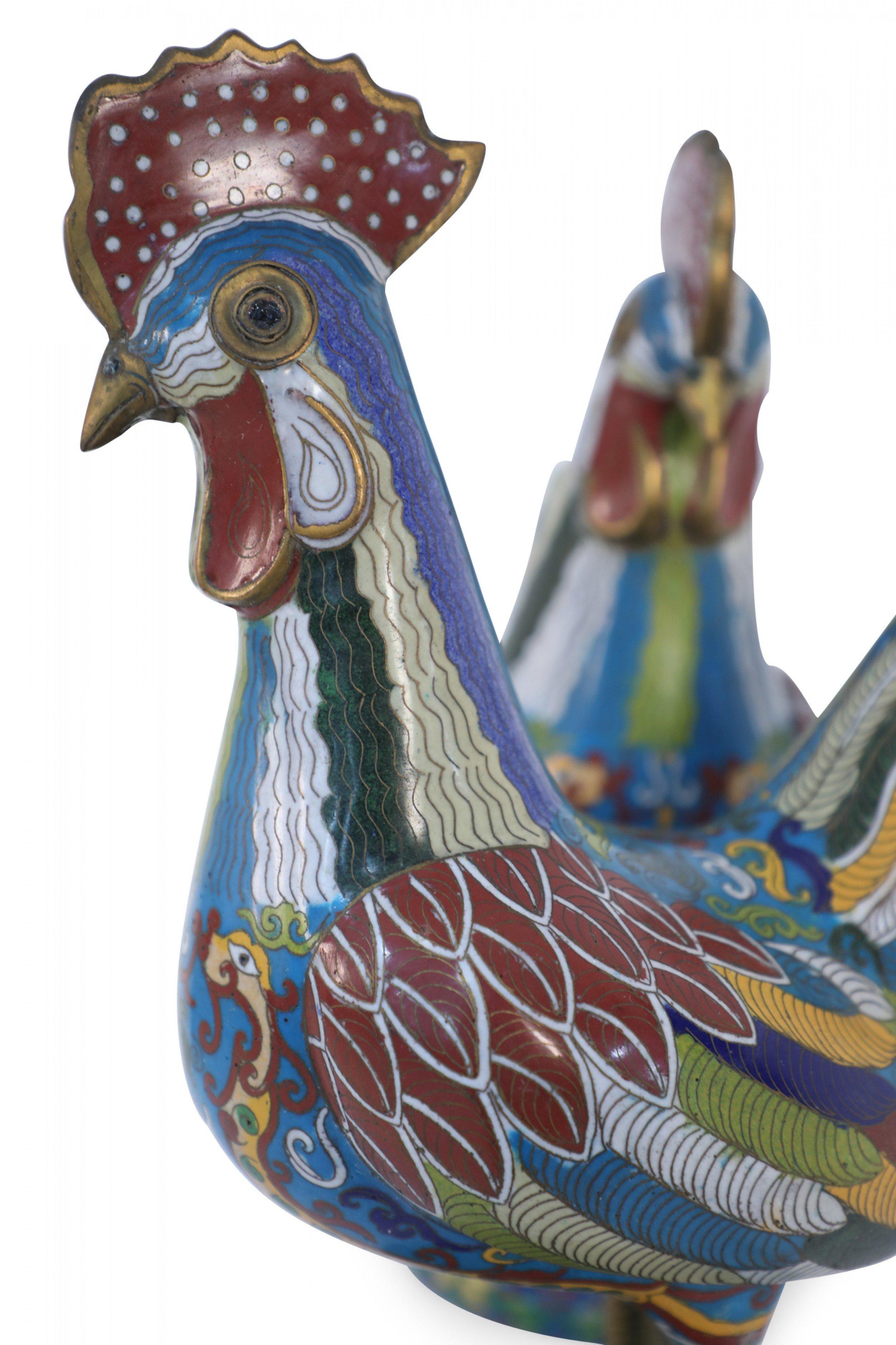 Exportation chinoise Paire d'anciennes sculptures chinoises de coqs en cloisonné multicolore en vente