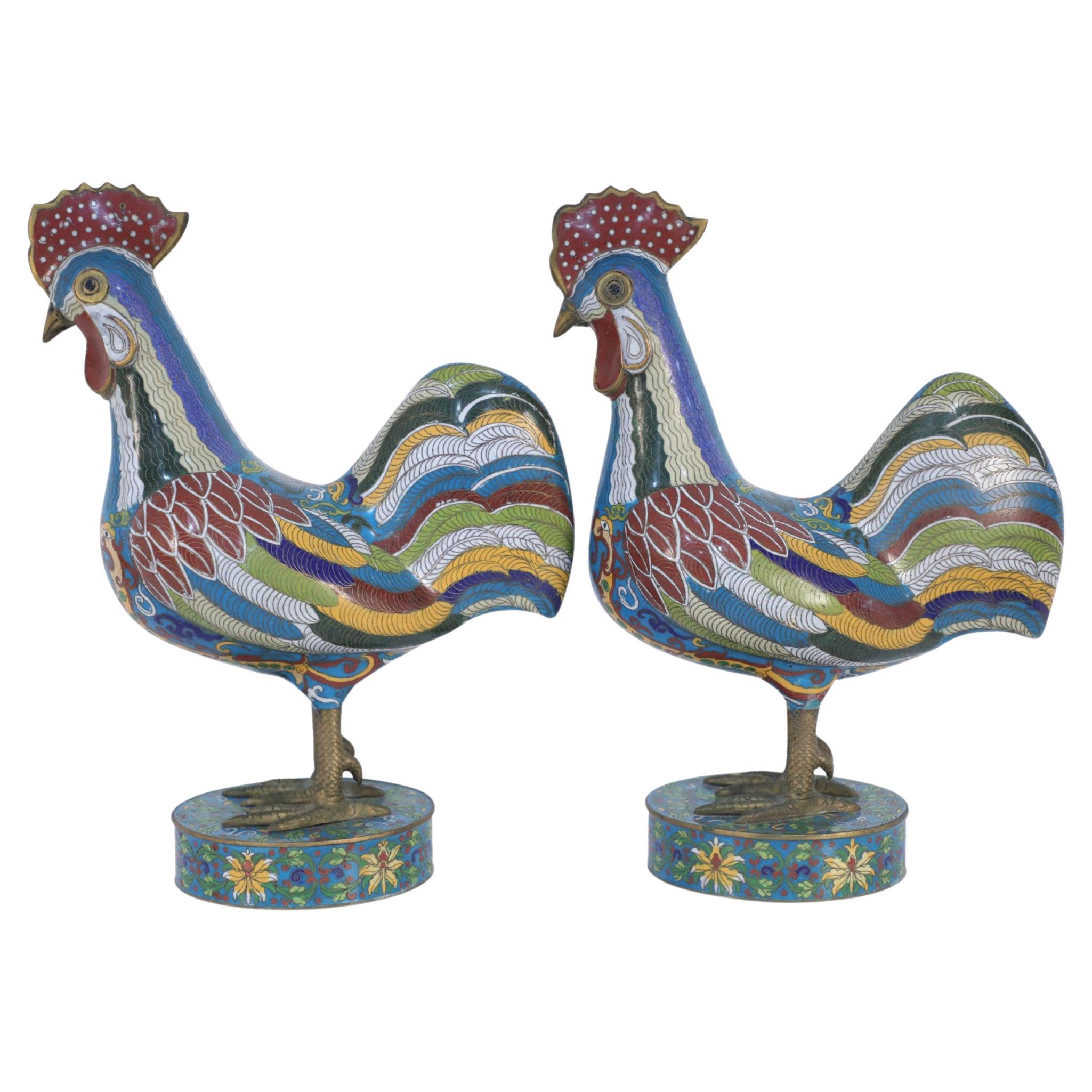 Paar antike chinesische mehrfarbige Cloisonné- Hahn-Skulpturen aus Cloisonné
