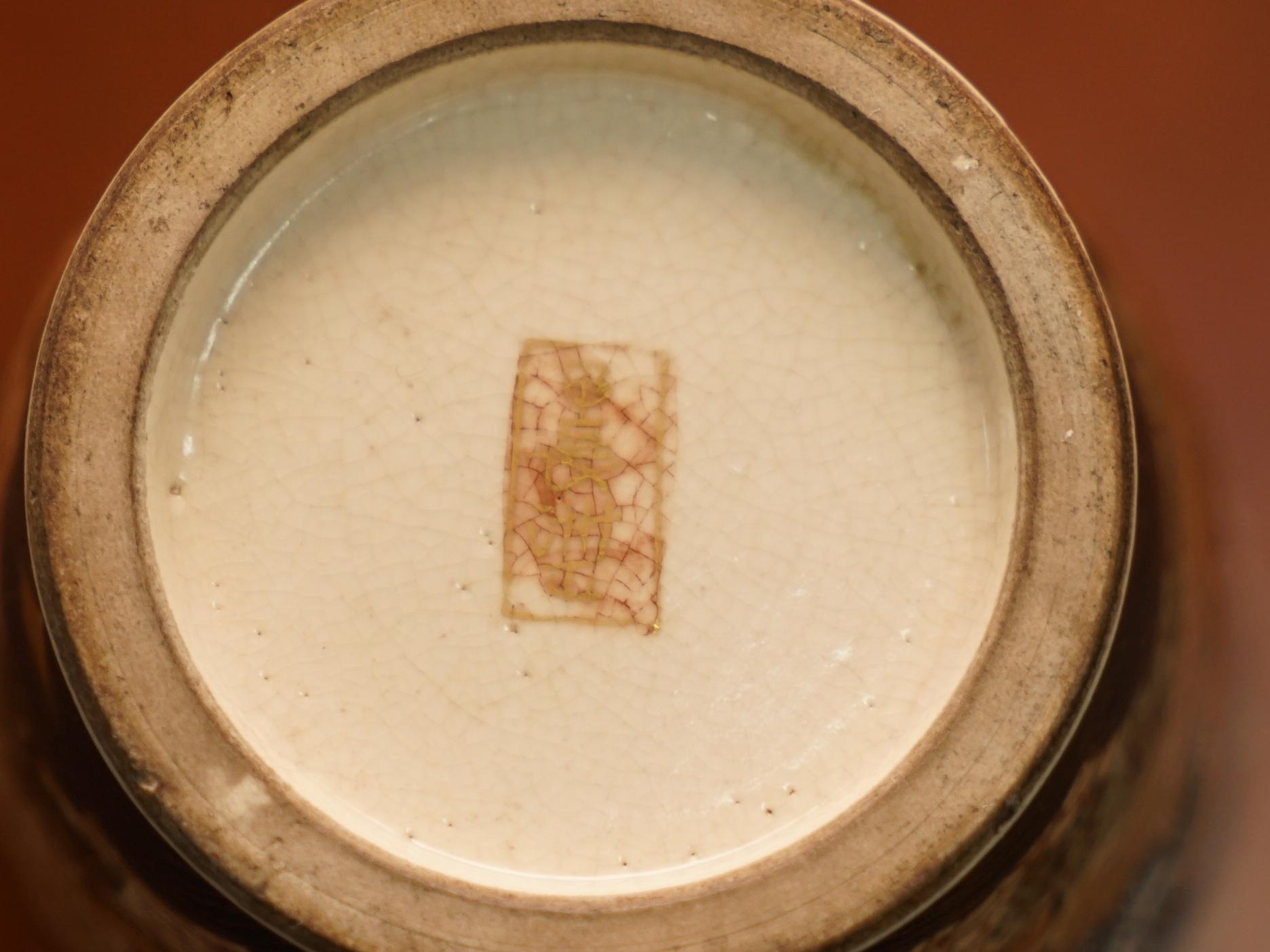 Paar antike chinesische oder japanische orientalische Vasen, handbemalte und signierte Urnen im Angebot 8