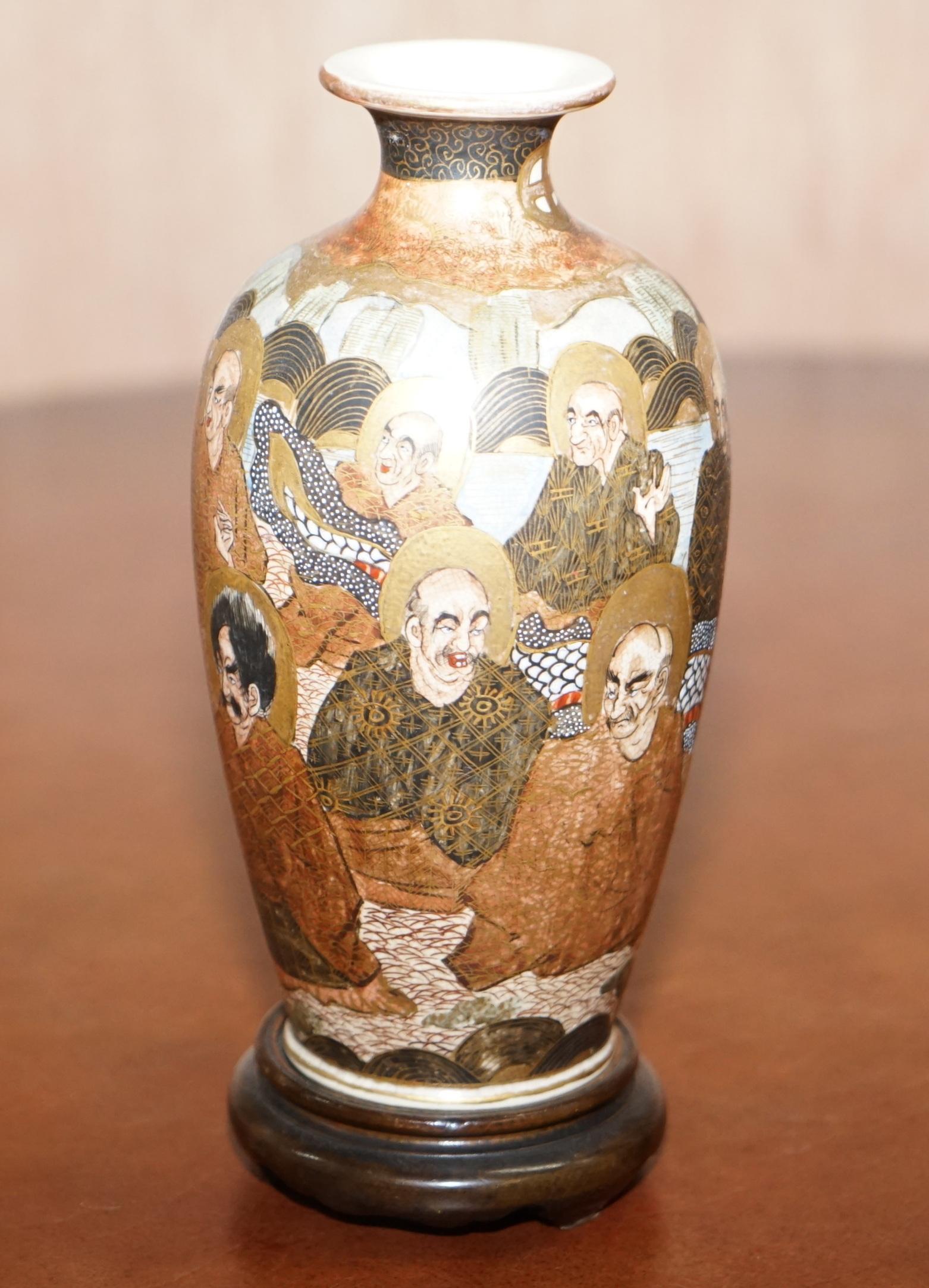 Siamo lieti di offrire in vendita questa bella coppia di vasi orientali antichi

A me sembrano giapponesi del 1800 circa, ma non sono un esperto, sono firmati alla base, ma non riesco a leggerli.

Uno è stato rotto e ricostruito come puoi