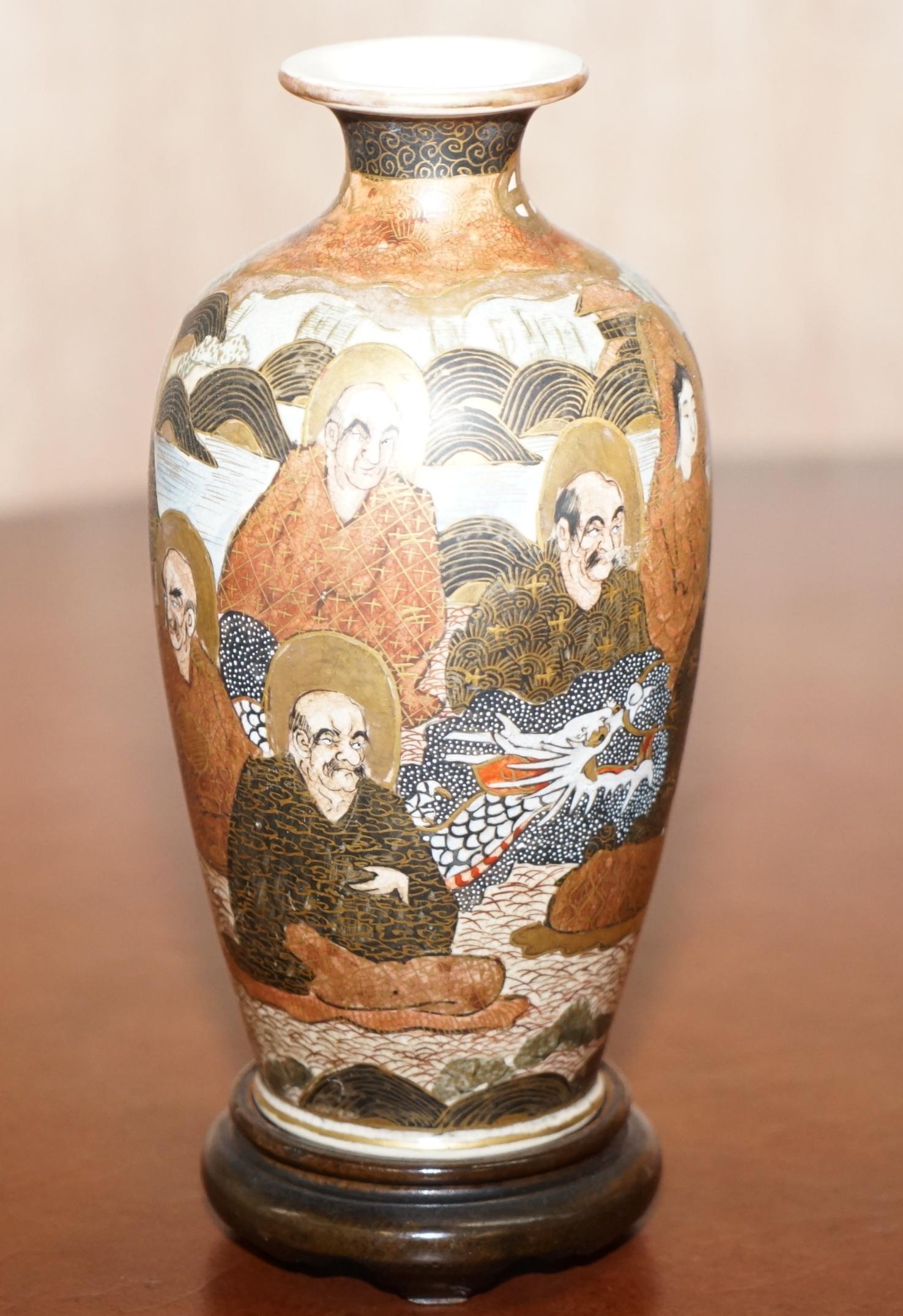 Paar antike chinesische oder japanische orientalische Vasen, handbemalte und signierte Urnen (Chinesischer Export) im Angebot
