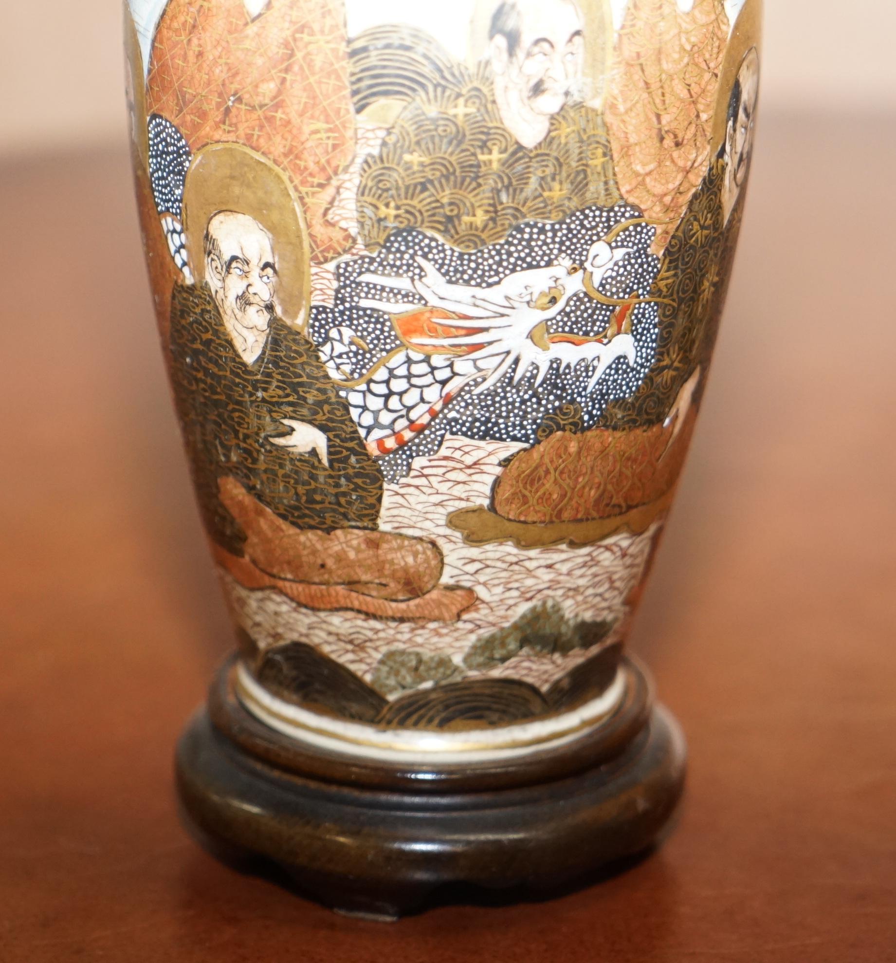 Paar antike chinesische oder japanische orientalische Vasen, handbemalte und signierte Urnen (Chinesisch) im Angebot