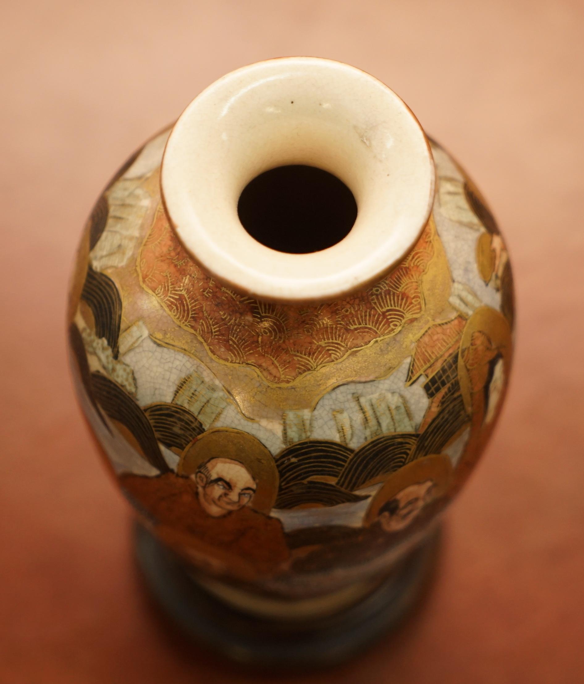 Paar antike chinesische oder japanische orientalische Vasen, handbemalte und signierte Urnen (Handgefertigt) im Angebot