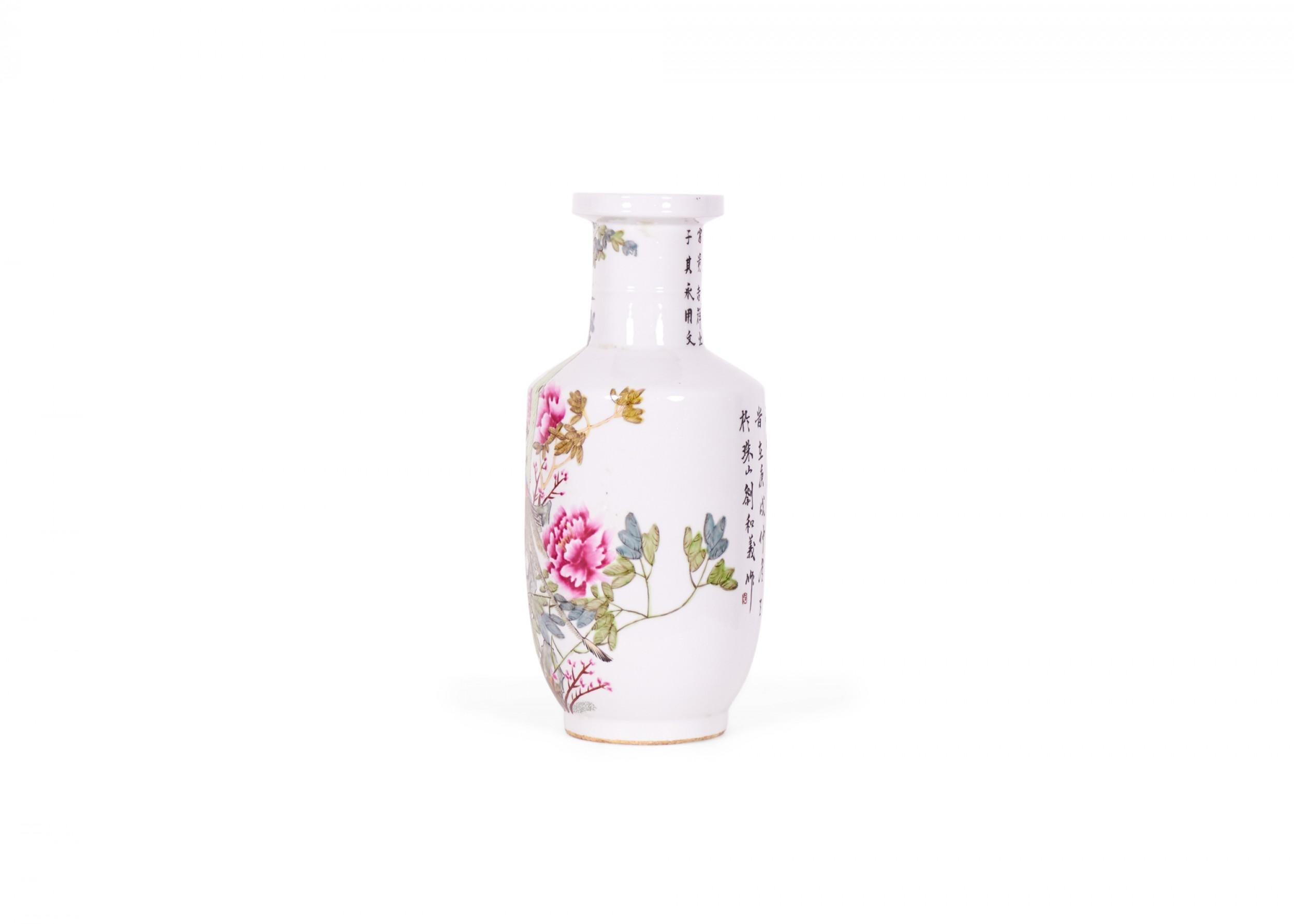Paire de vases rouleau chinois anciens en porcelaine à motifs floraux et paon en vente 2