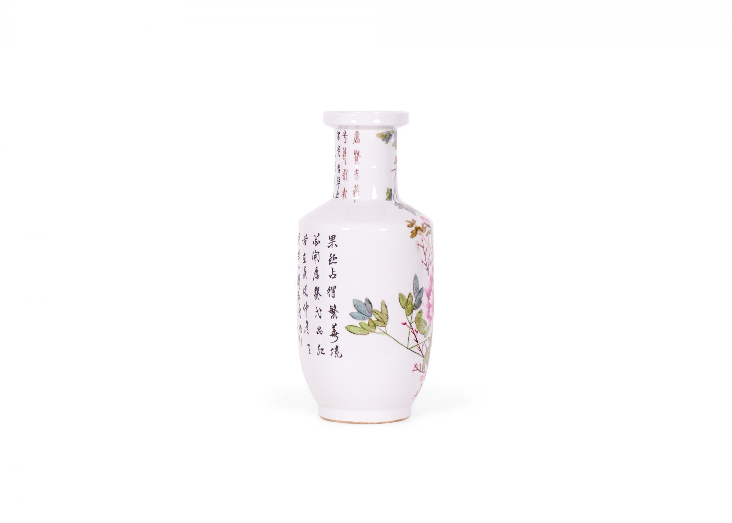 Paire de vases rouleau chinois anciens en porcelaine à motifs floraux et paon en vente 3