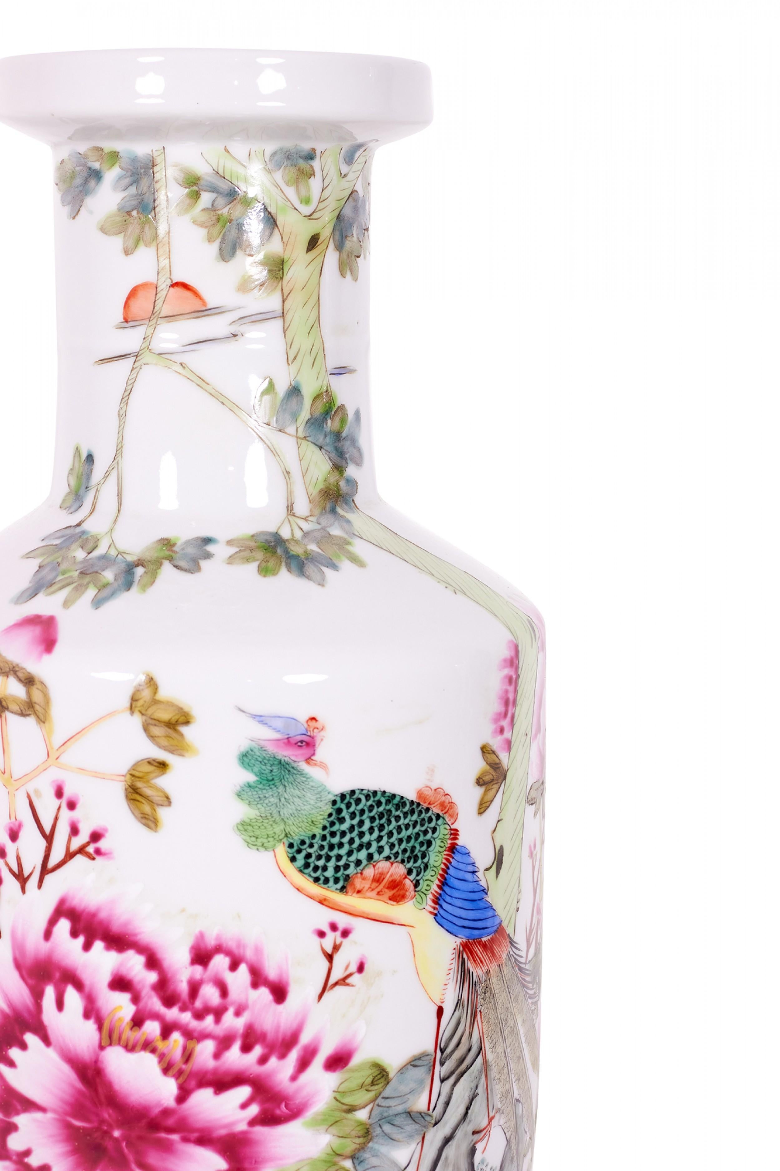 PAIRE de vases anciens de forme rouleau en porcelaine de Chine (fin 19ème-début 20ème siècle) avec un motif représentant un grand paon multicolore parmi des branches et des fleurs sur un fond beige.

Condit : Bon ; Usures dues à l'âge et à