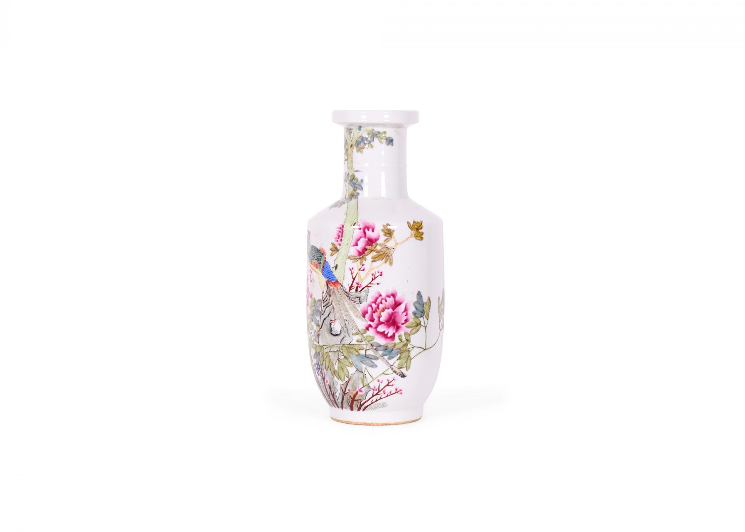 Exportation chinoise Paire de vases rouleau chinois anciens en porcelaine à motifs floraux et paon en vente
