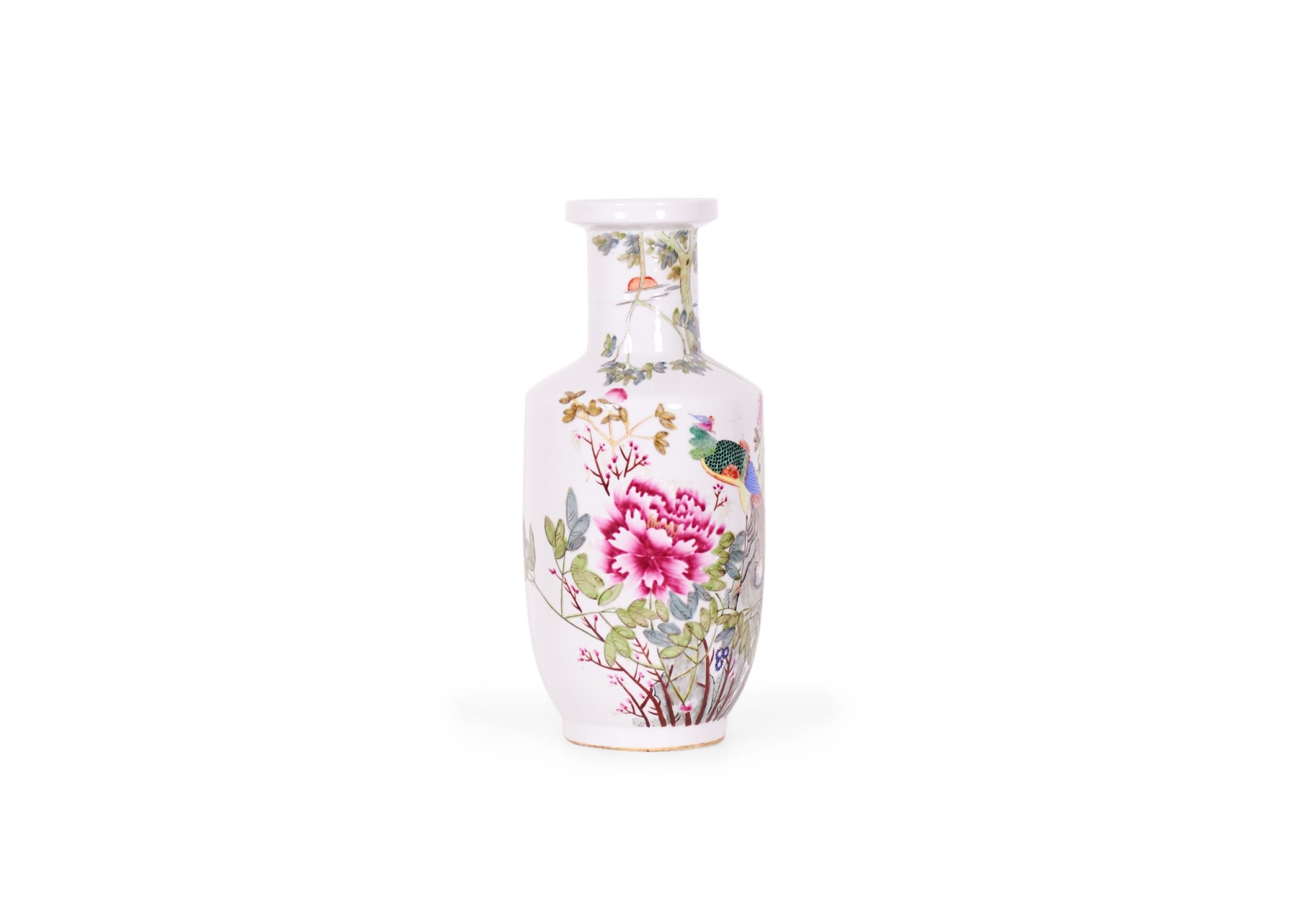 Fait main Paire de vases rouleau chinois anciens en porcelaine à motifs floraux et paon en vente