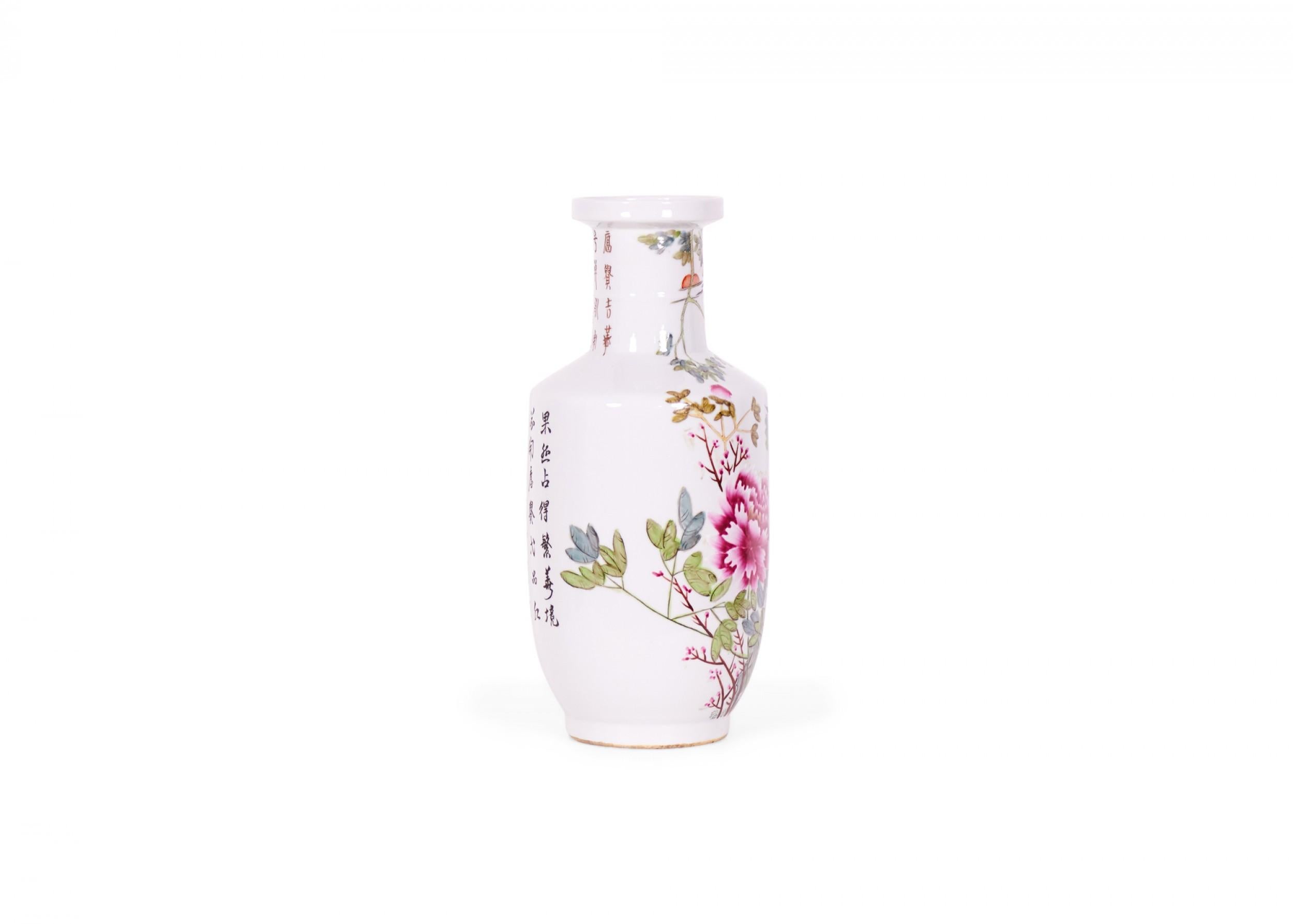 Paire de vases rouleau chinois anciens en porcelaine à motifs floraux et paon Bon état - En vente à Queens, NY