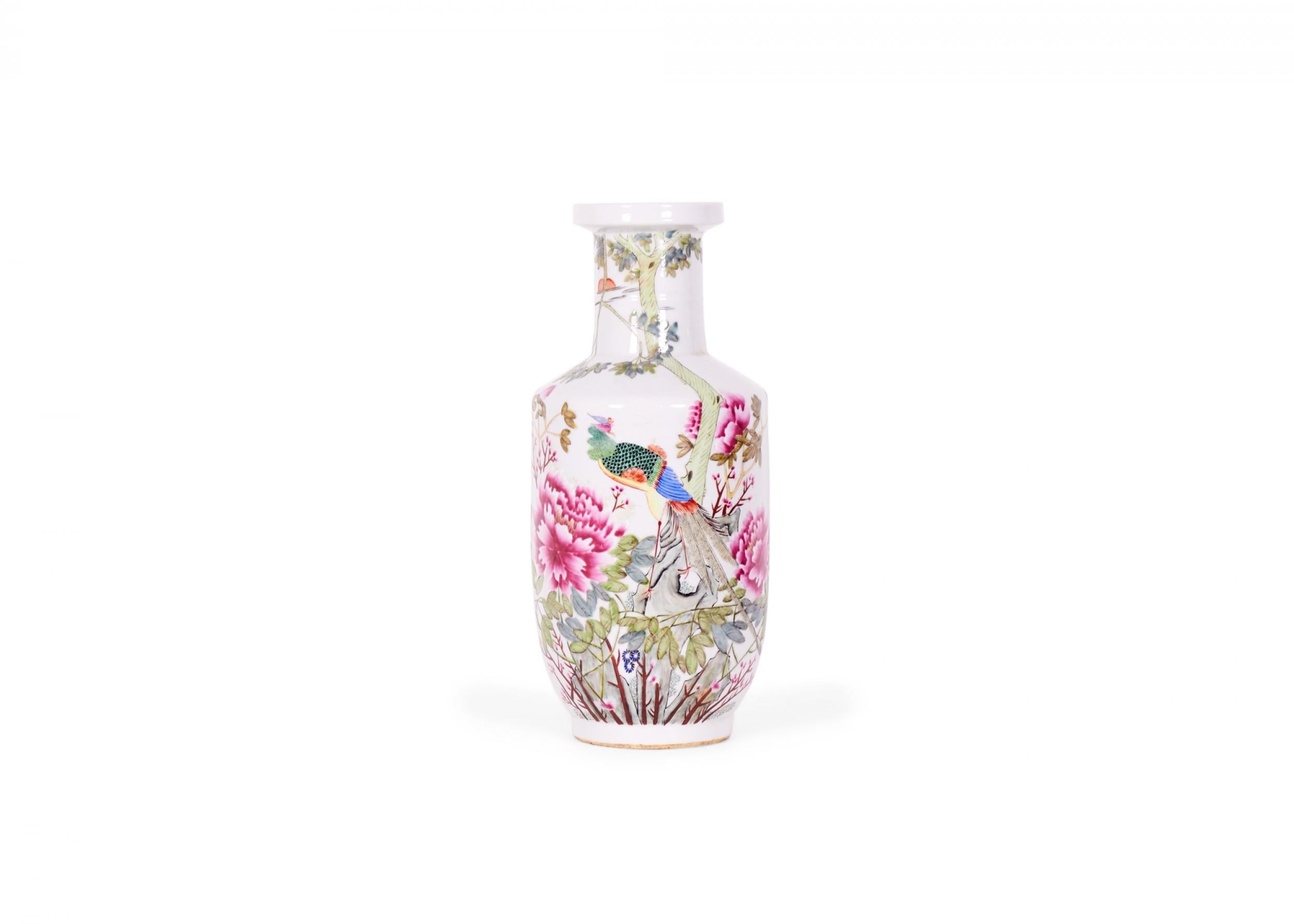 XIXe siècle Paire de vases rouleau chinois anciens en porcelaine à motifs floraux et paon en vente