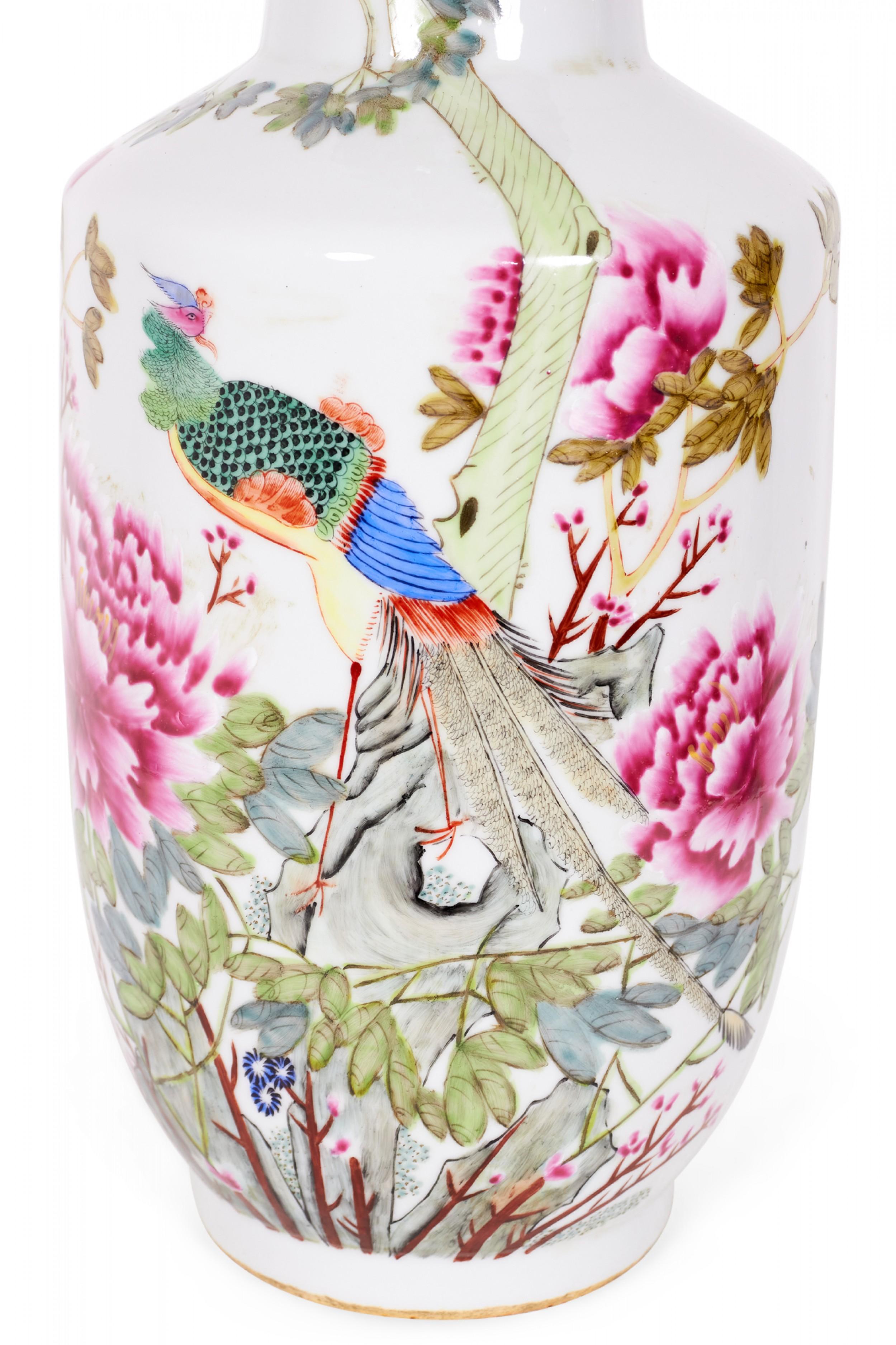 Paire de vases rouleau chinois anciens en porcelaine à motifs floraux et paon en vente 1