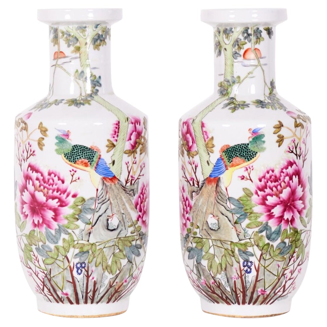 Paar antike chinesische Rouleau-Vasen aus gemustertem Porzellan mit Pfau und Blumenmuster