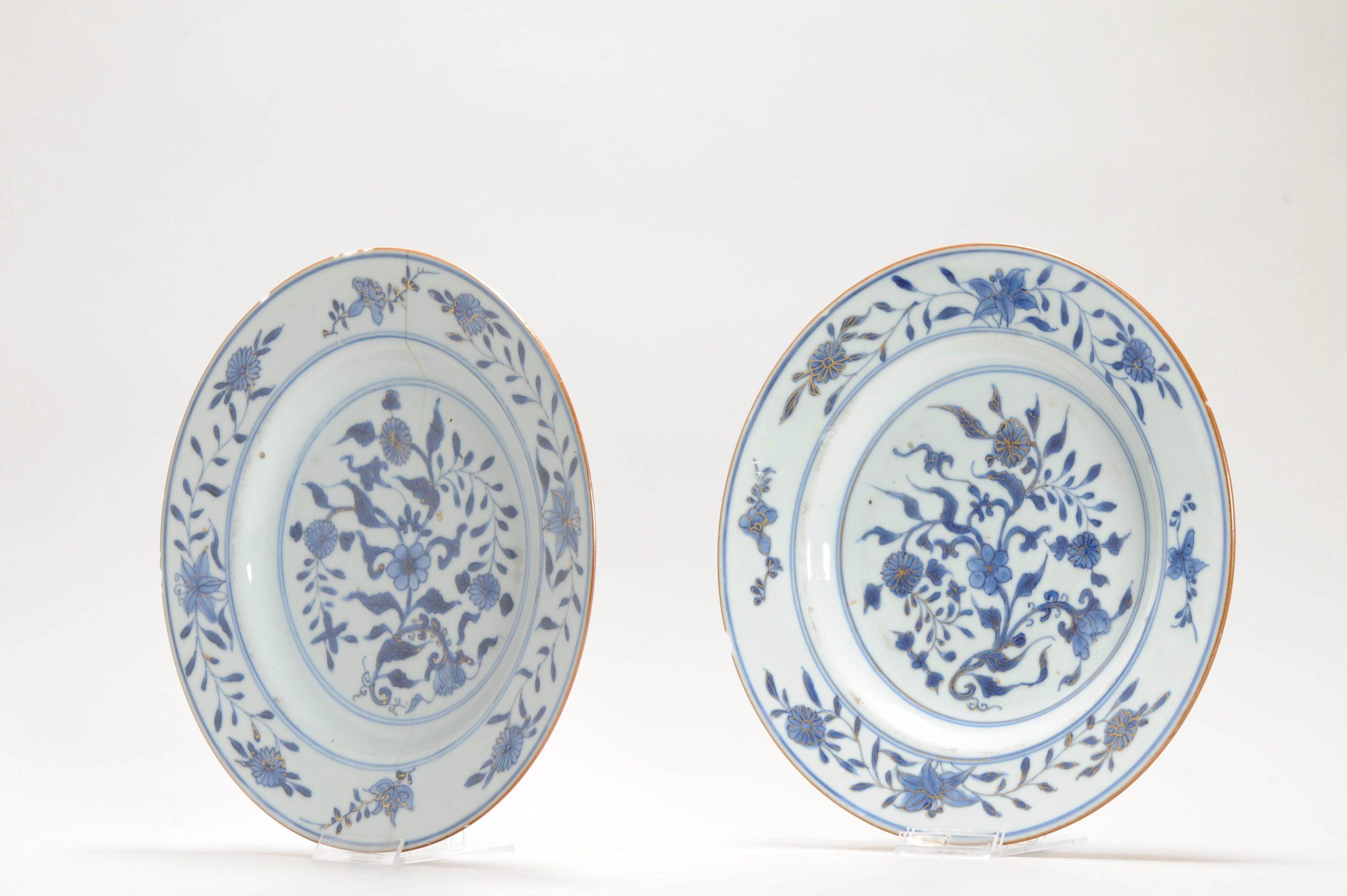 Qing Paire de plats chinois anciens à fleurs bleues et blanches dorées, 18C en vente