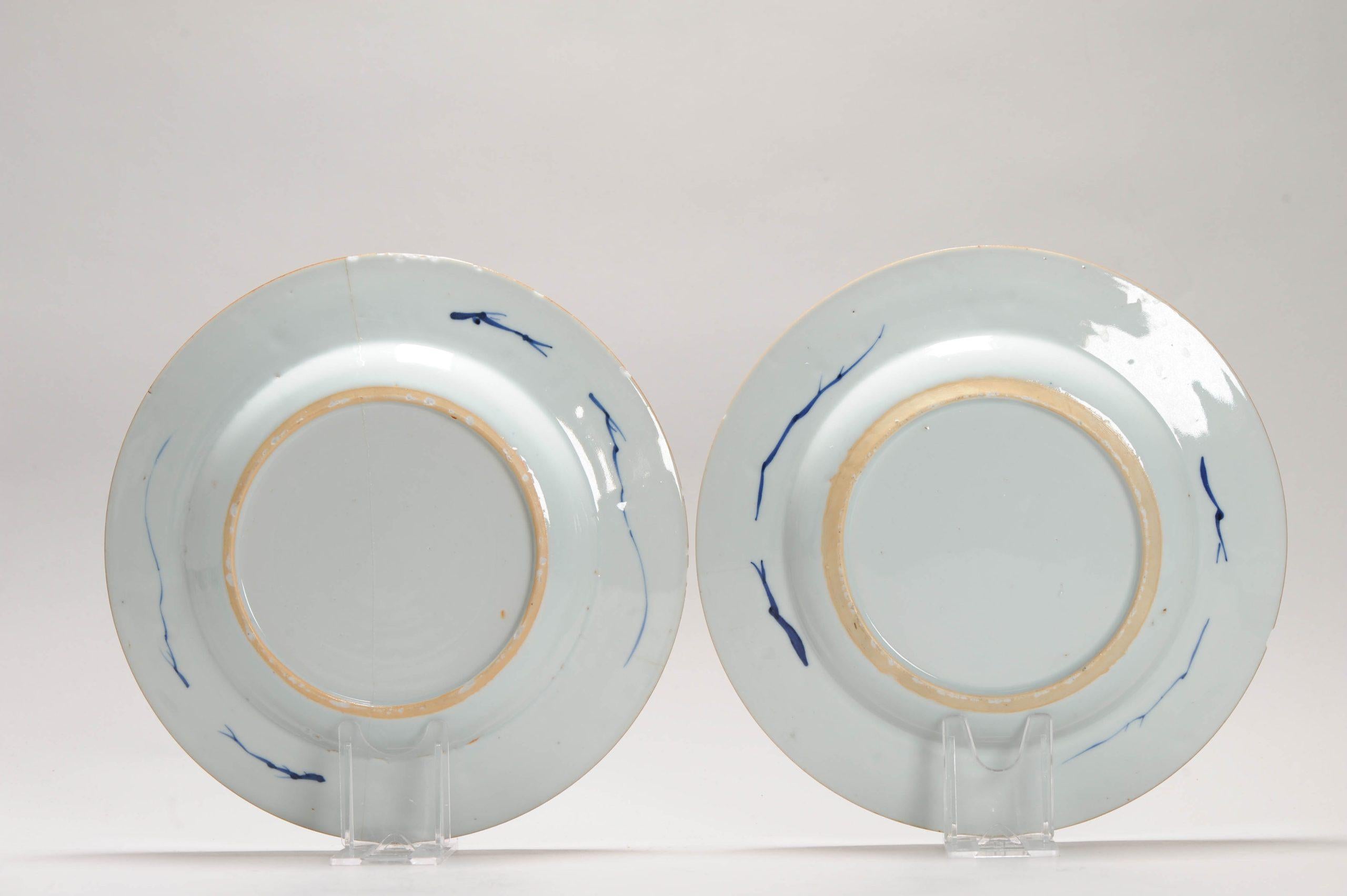 Chinois Paire de plats chinois anciens à fleurs bleues et blanches dorées, 18C en vente