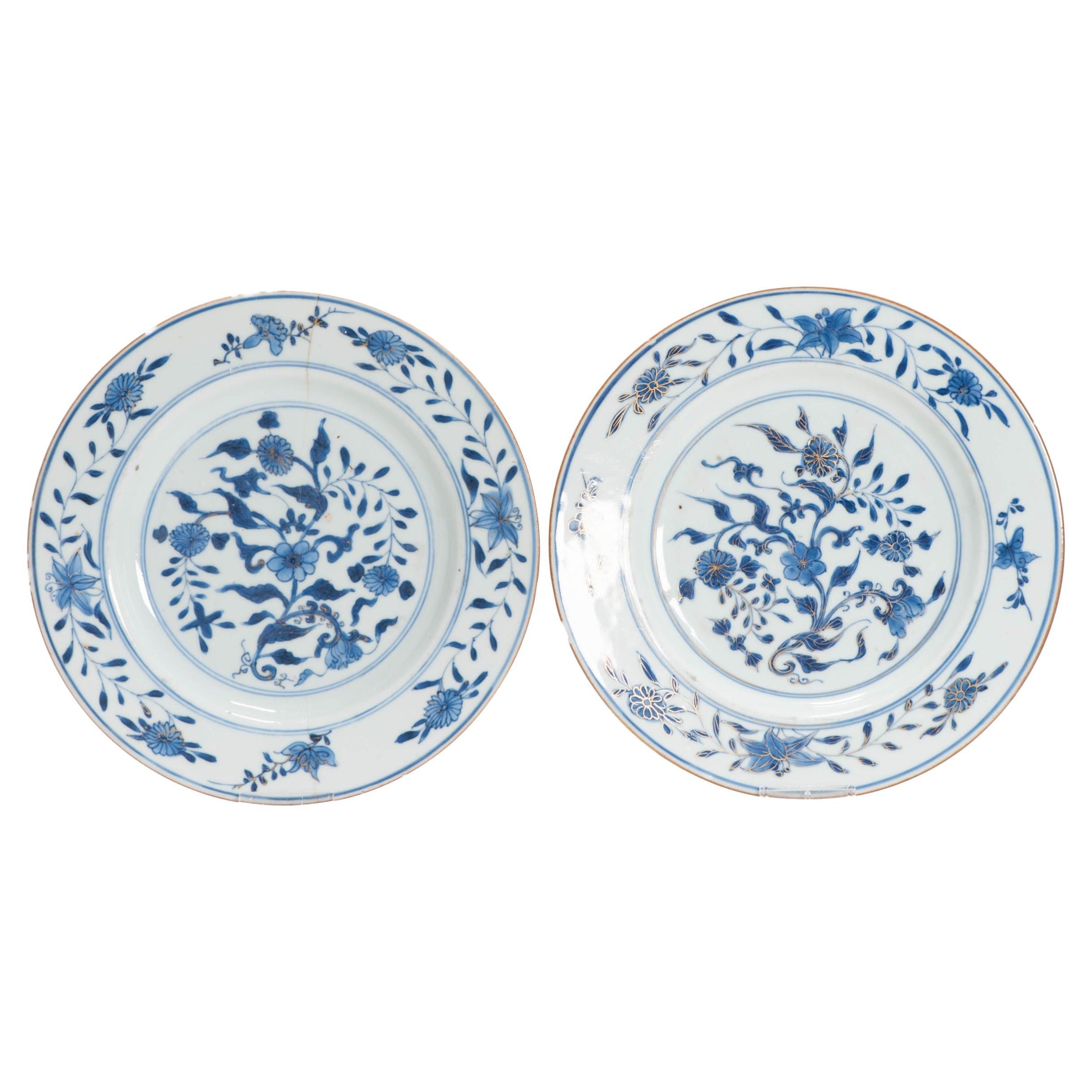Pareja de platos antiguos de porcelana china azul y blanca con flores doradas, 18C