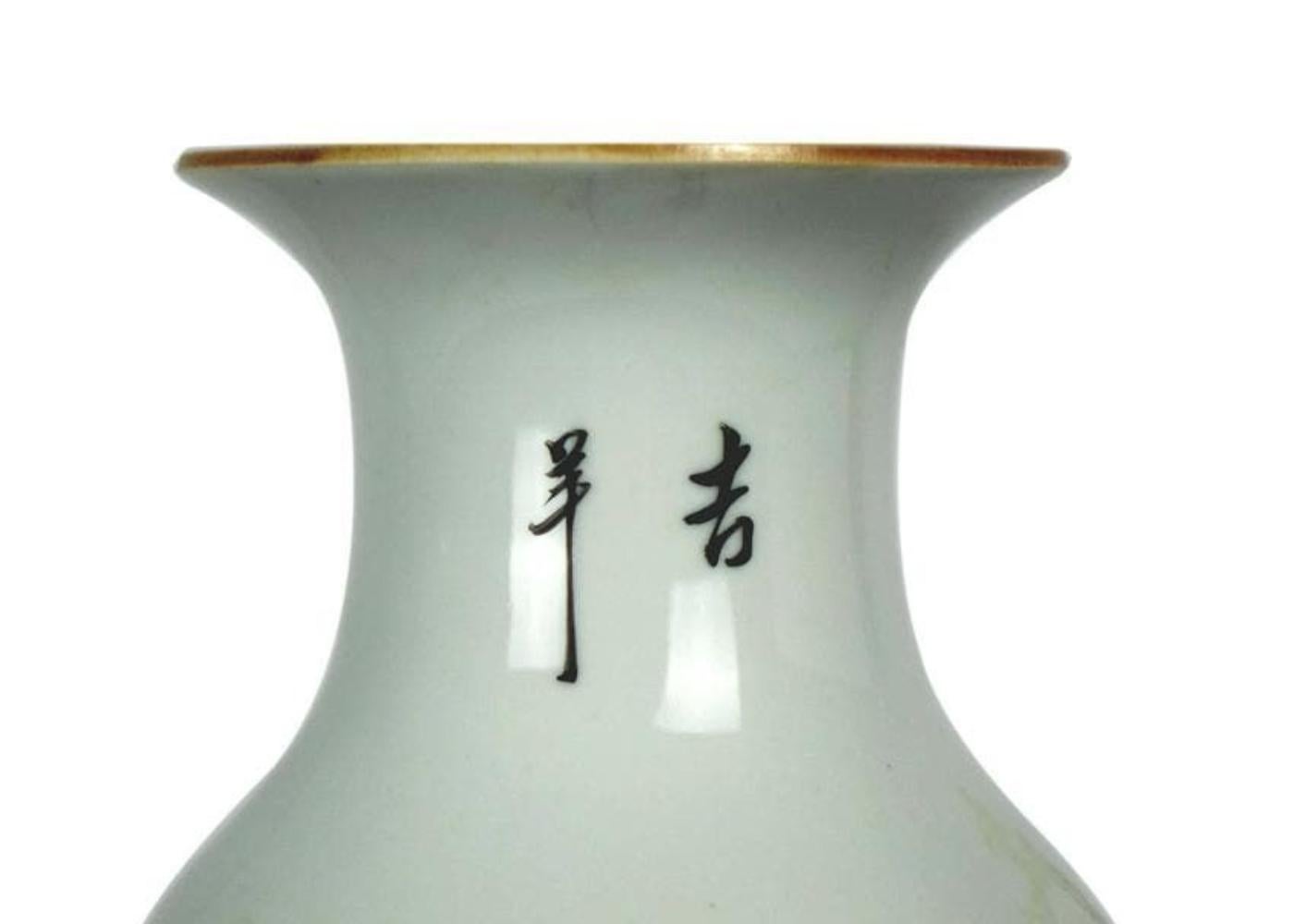 Cinese Coppia di vasi antichi in porcellana cinese con scene floreali del maestro Zhong-Lin Luo in vendita