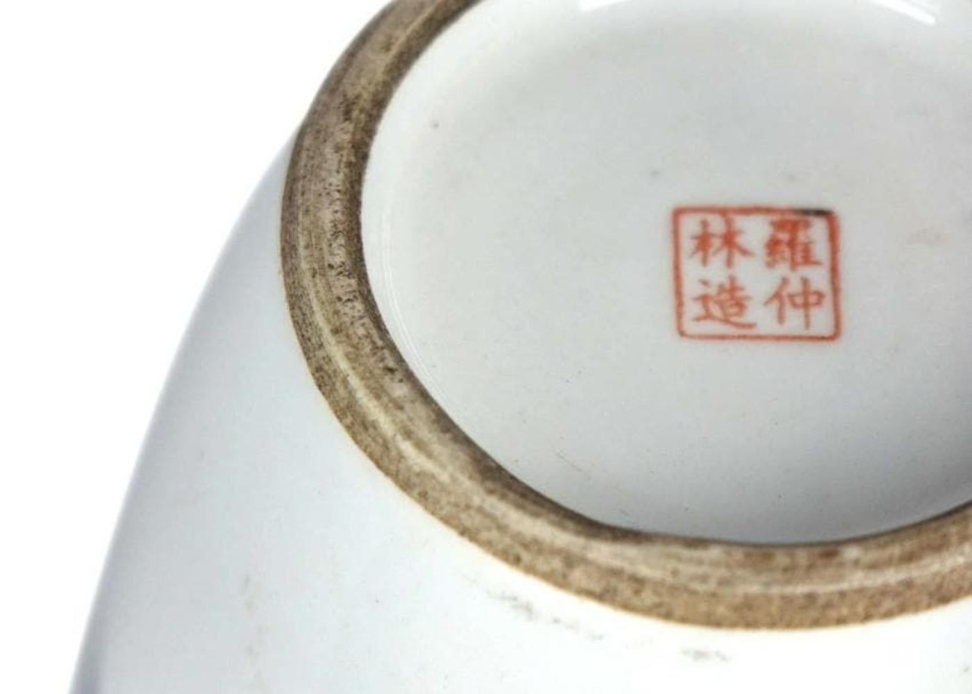 Inizio XX secolo Coppia di vasi antichi in porcellana cinese con scene floreali del maestro Zhong-Lin Luo in vendita