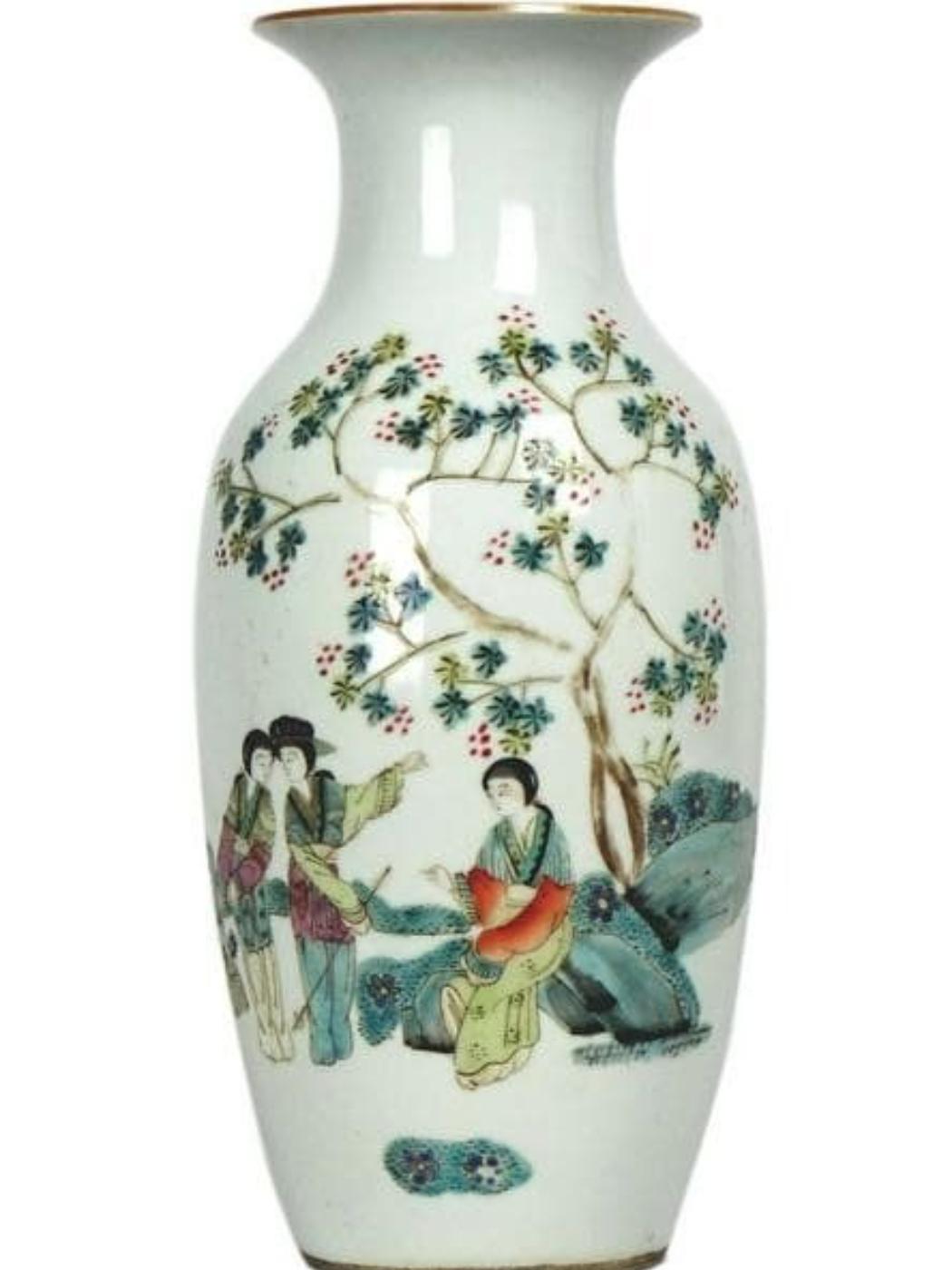 Porcellana Coppia di vasi antichi in porcellana cinese con scene floreali del maestro Zhong-Lin Luo in vendita