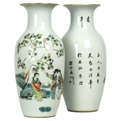 Paire de vases anciens en porcelaine chinoise représentant des scènes florales du maître Zhong-Lin Luo