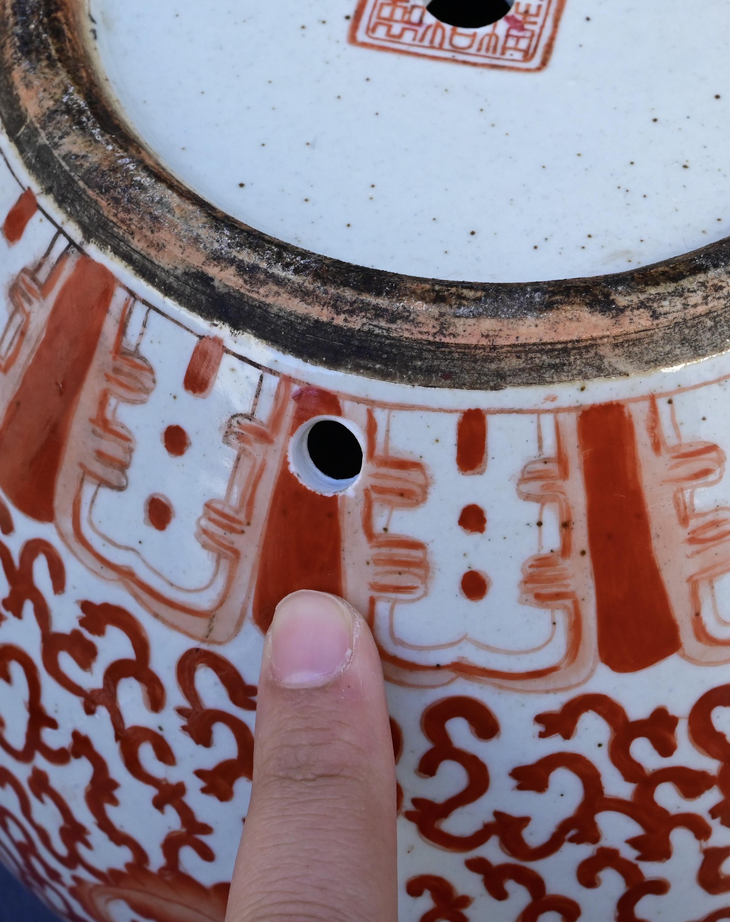 Paire de pots à gingembre anciens en porcelaine de Chine - Rinceaux floraux rouges en vente 6