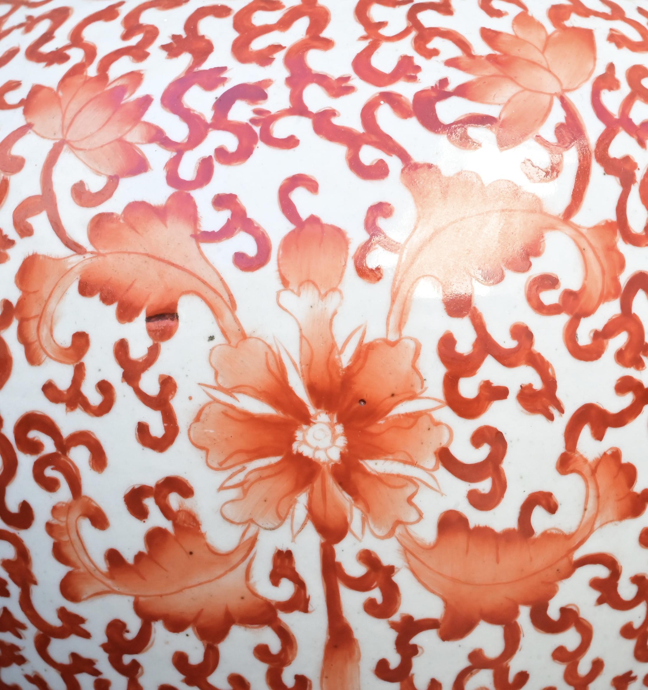 Chinois Paire de pots à gingembre anciens en porcelaine de Chine - Rinceaux floraux rouges en vente