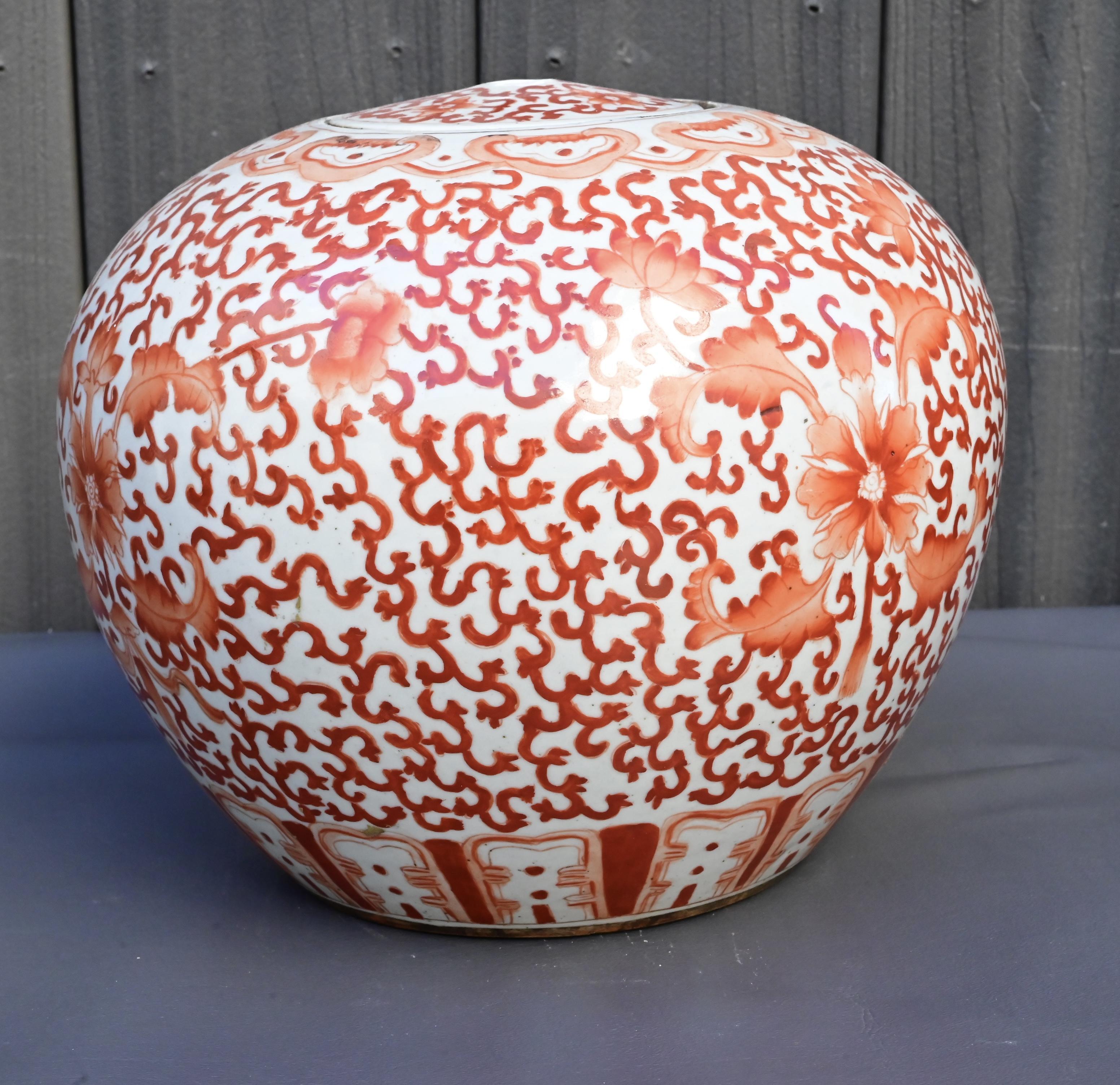 Paire de pots à gingembre anciens en porcelaine de Chine - Rinceaux floraux rouges Bon état - En vente à Media, PA