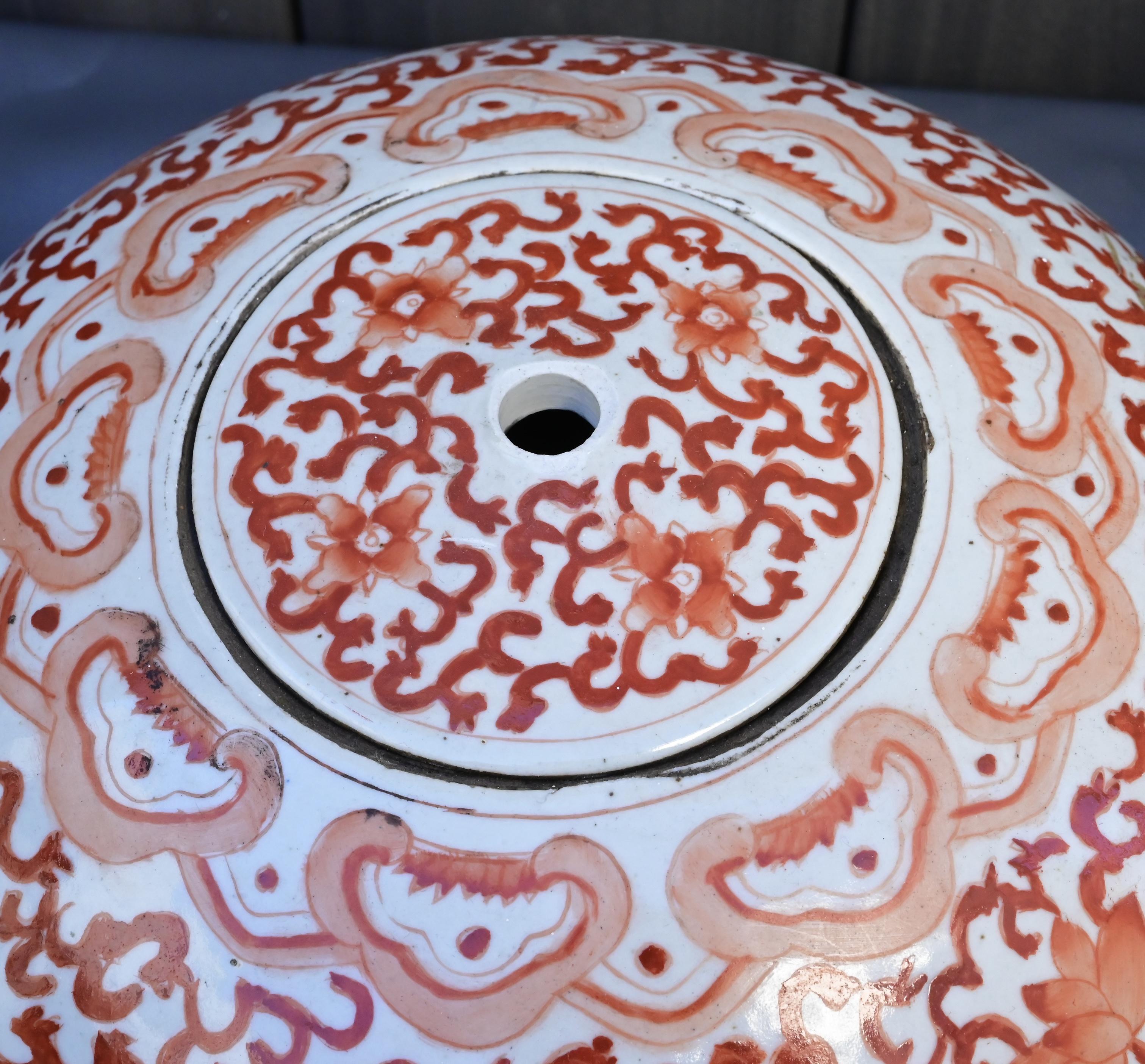 Porcelaine Paire de pots à gingembre anciens en porcelaine de Chine - Rinceaux floraux rouges en vente