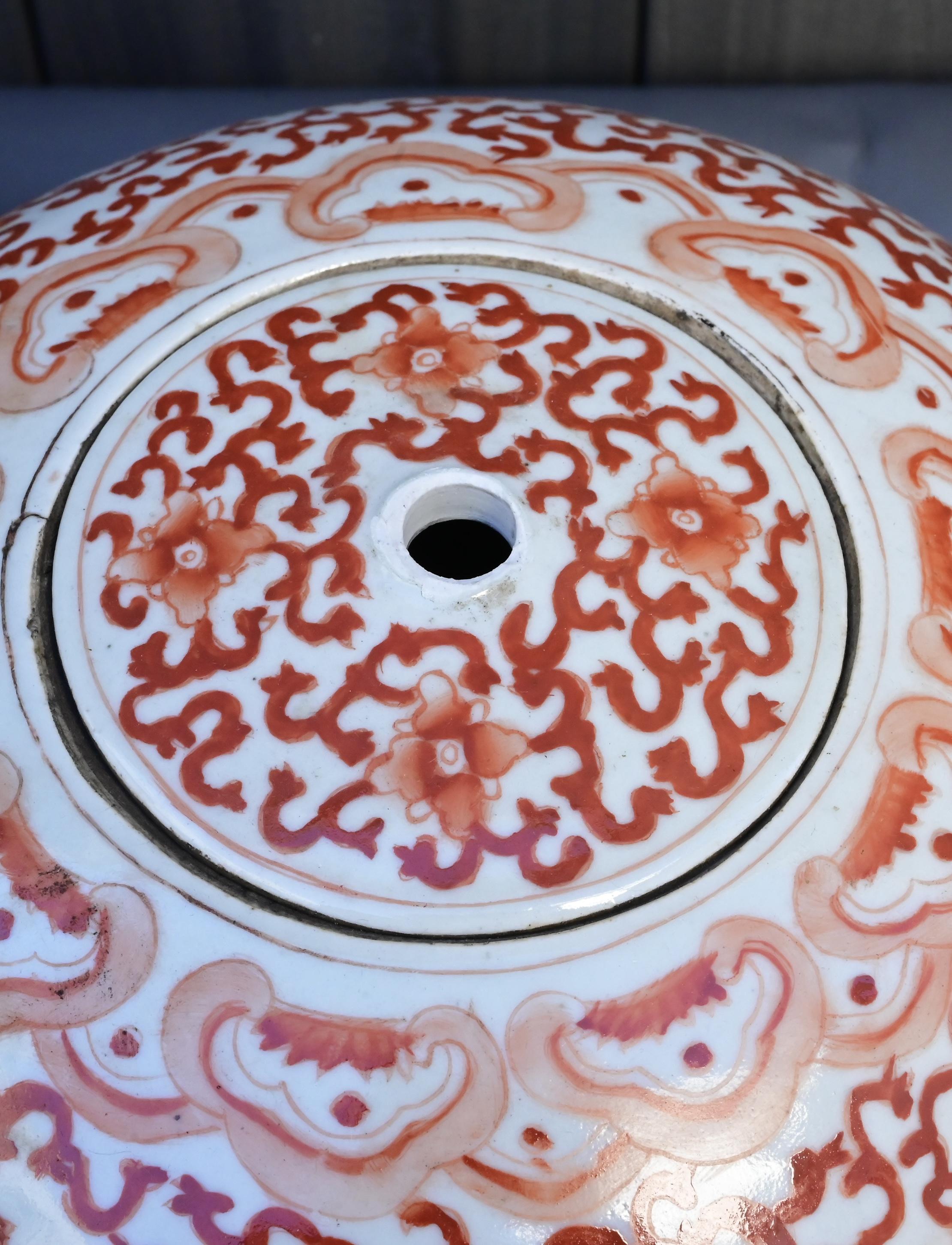 Paire de pots à gingembre anciens en porcelaine de Chine - Rinceaux floraux rouges en vente 1