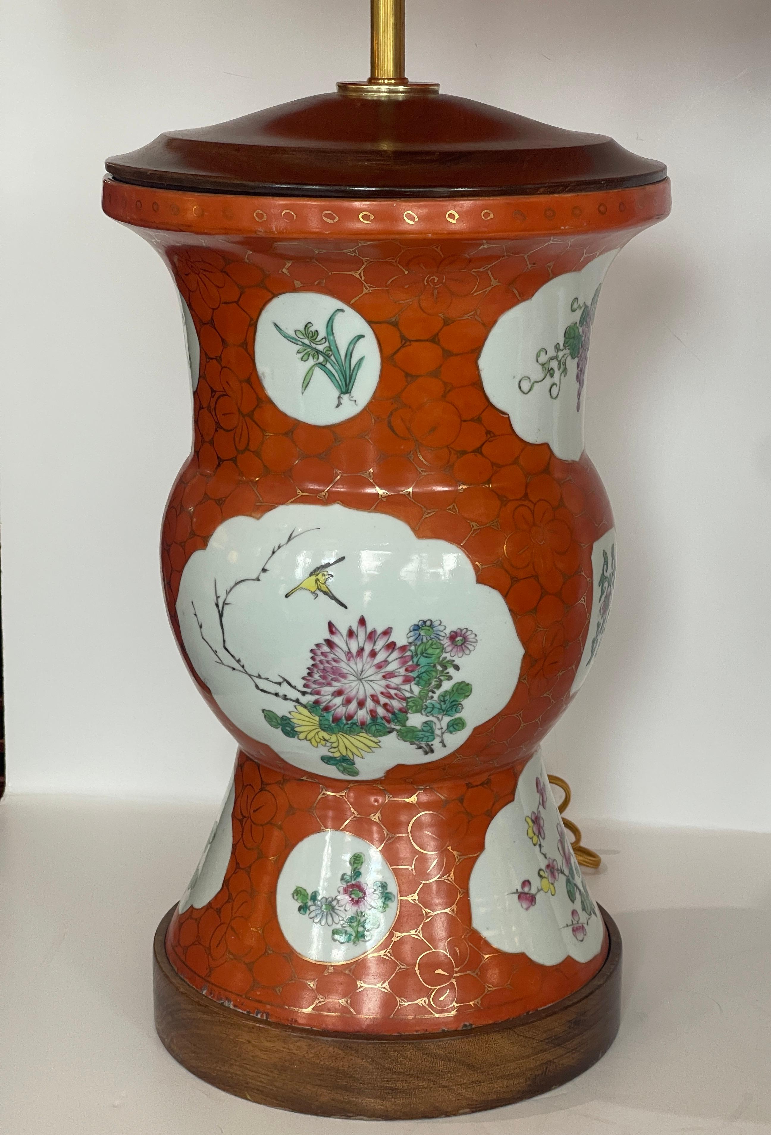 Juste à l'heure,  Cette grande paire de paires massives et hautes  Anciennes lampes chinoises Zhadou à motif de famille rose..
Cette paire, appelée ombre, est un récipient traditionnel au corps bulbeux et au bord évasé, souvent utilisé comme