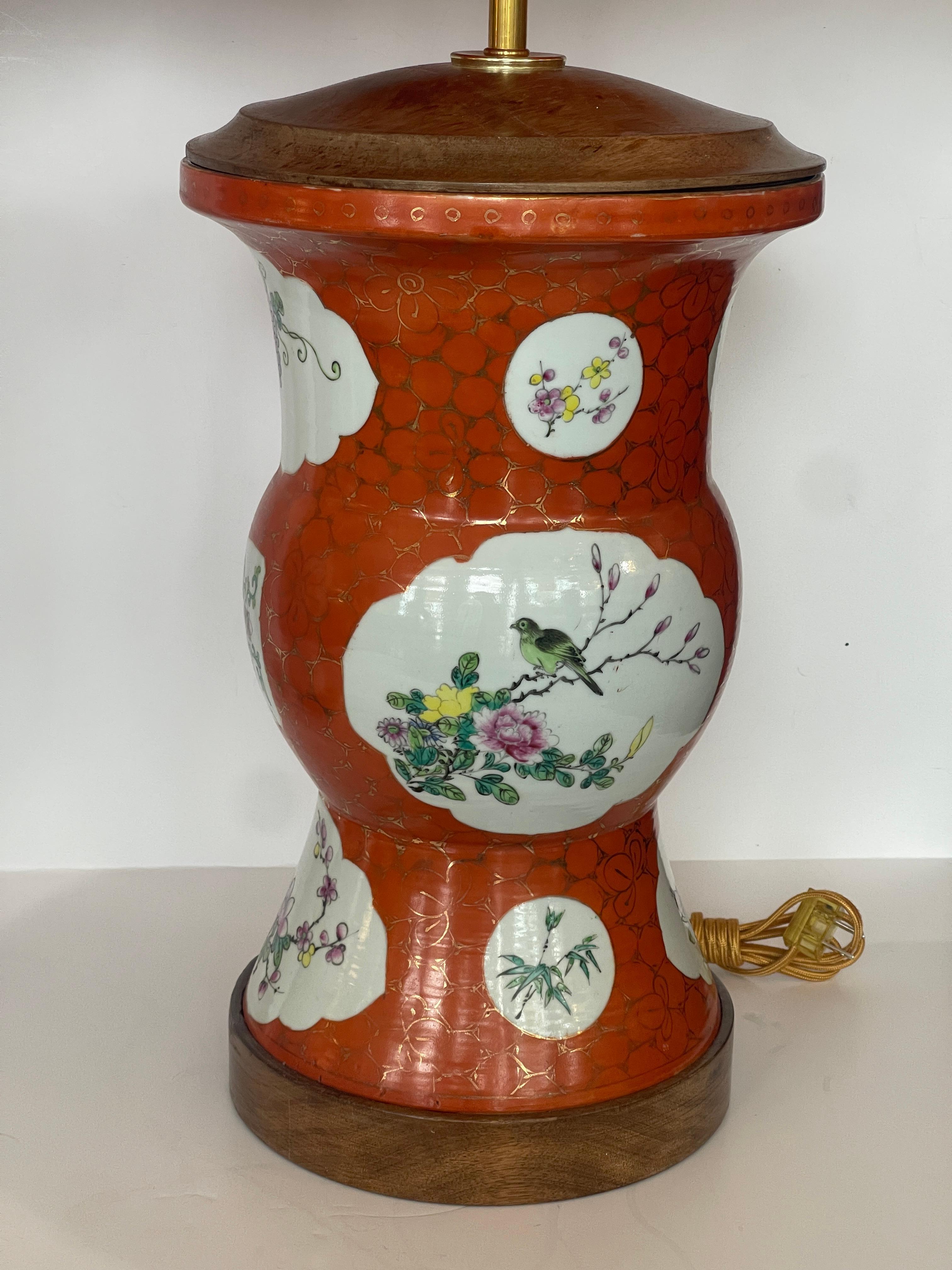 Exportation chinoise Paire de lampes Zhadou en porcelaine chinoise ancienne à motif de famille rose en vente