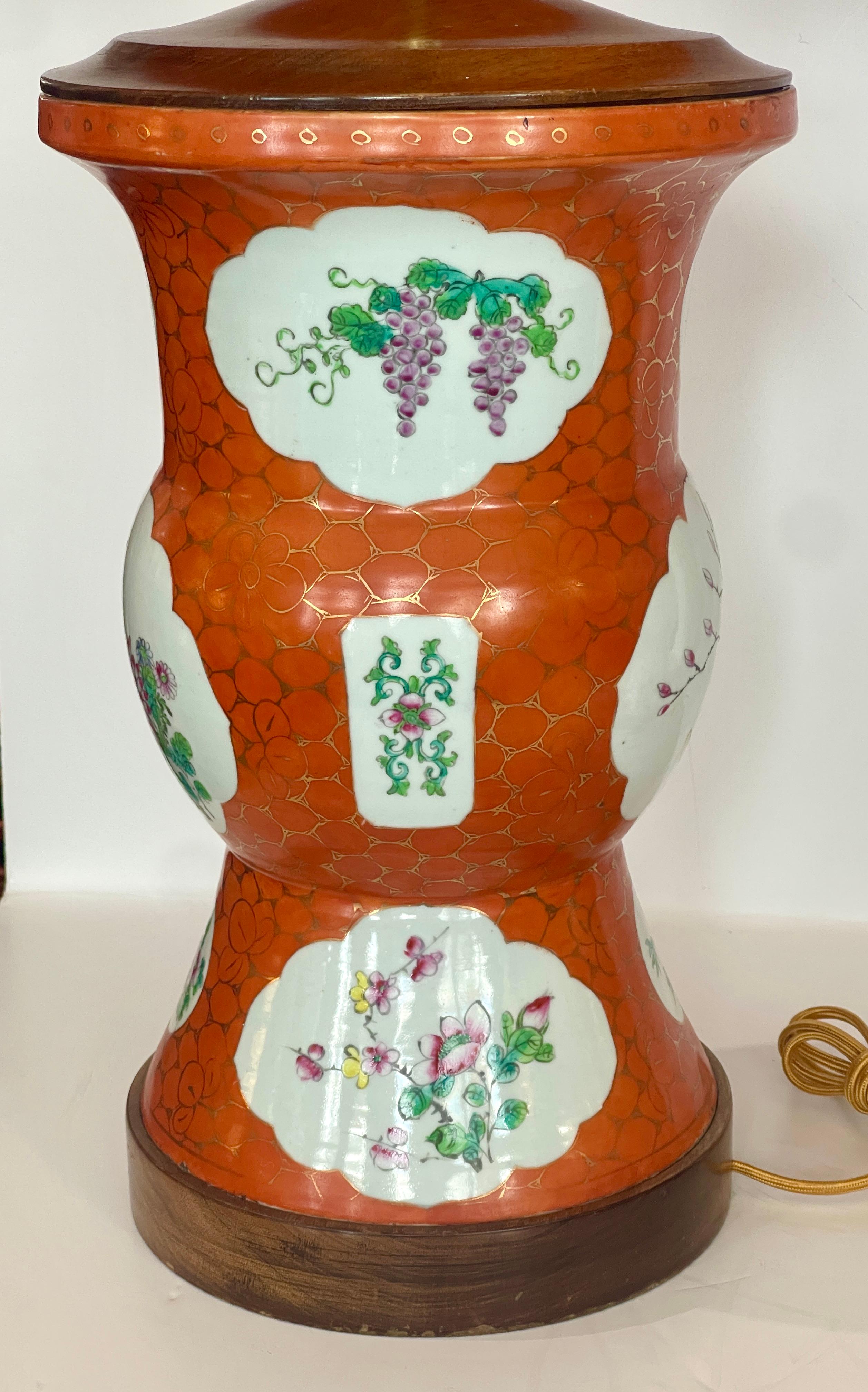 Chinois Paire de lampes Zhadou en porcelaine chinoise ancienne à motif de famille rose en vente