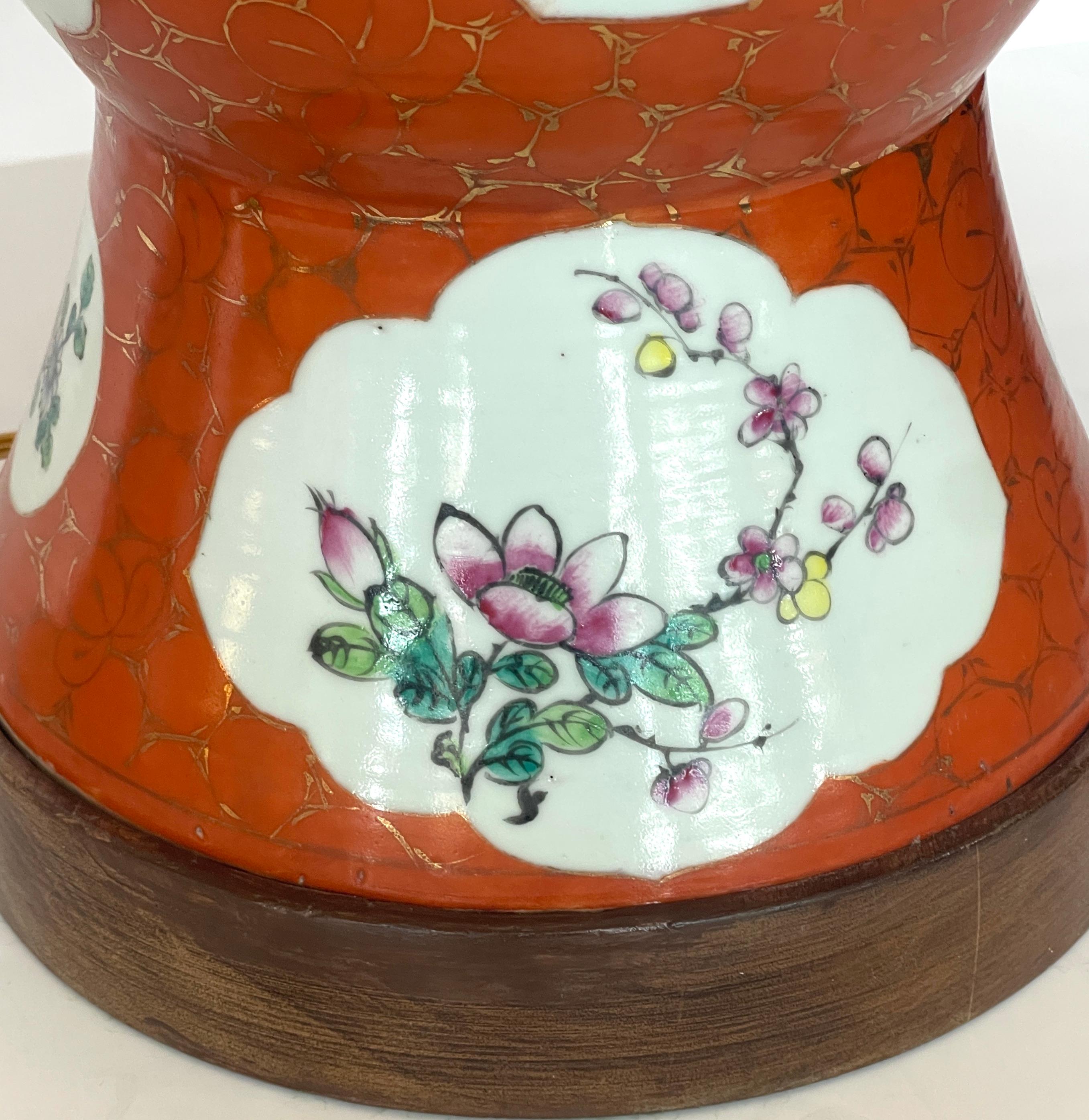 XIXe siècle Paire de lampes Zhadou en porcelaine chinoise ancienne à motif de famille rose en vente