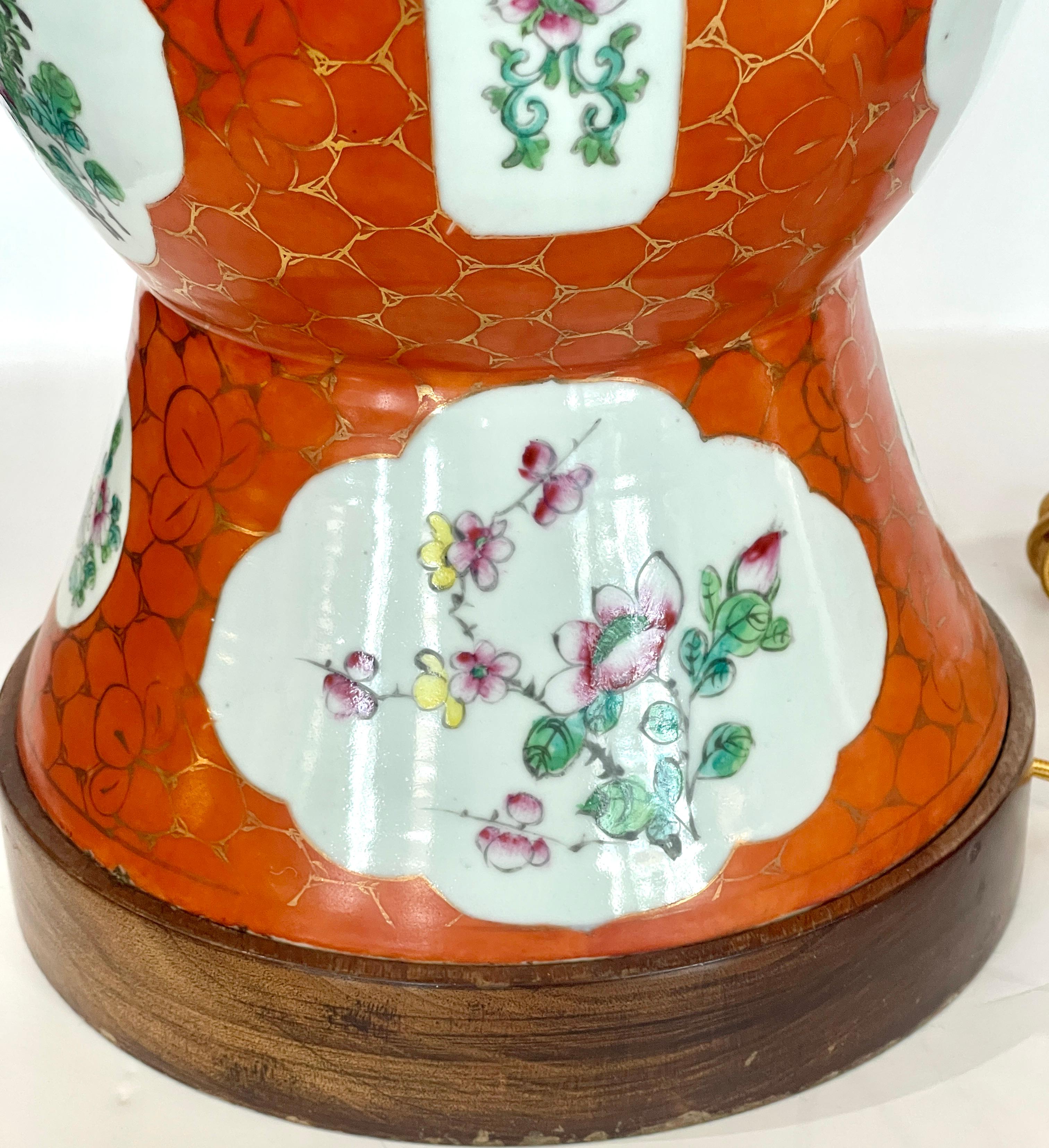 Porcelaine Paire de lampes Zhadou en porcelaine chinoise ancienne à motif de famille rose en vente