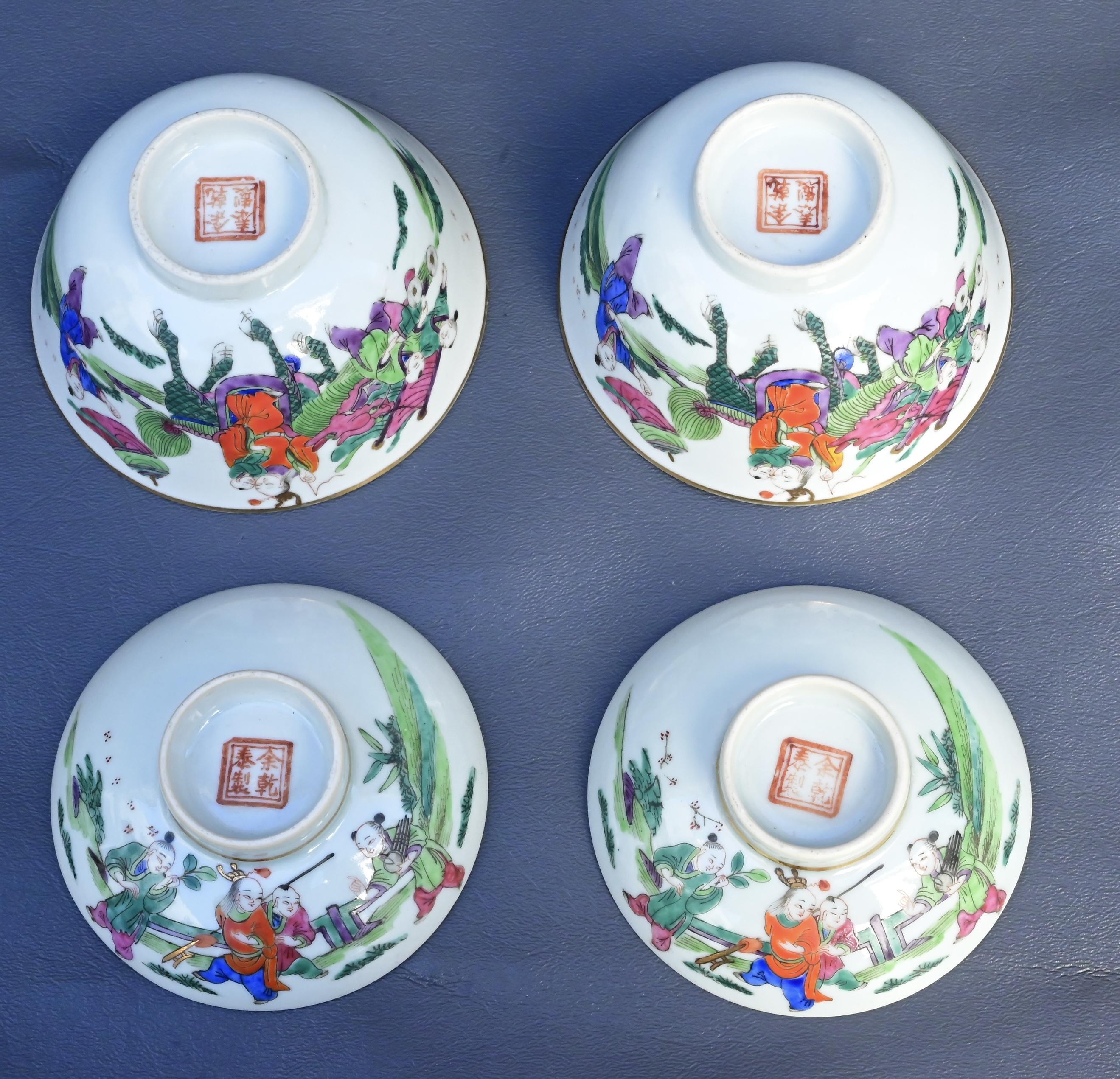 Paire de bols couverts anciens en porcelaine de Chine de la dynastie Qing - Enfants au jeu en vente 5