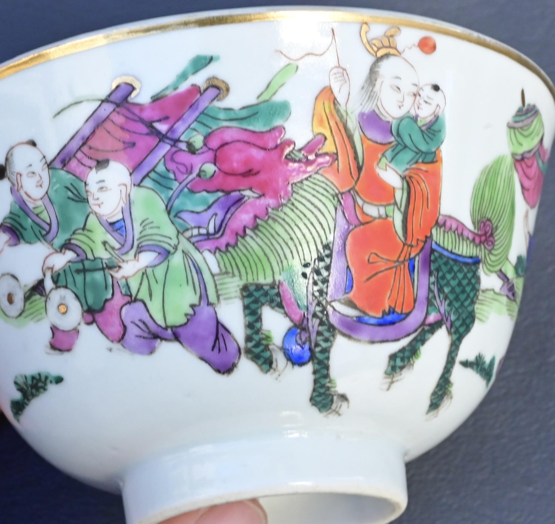 Paire de bols couverts anciens en porcelaine de Chine de la dynastie Qing - Enfants au jeu en vente 6
