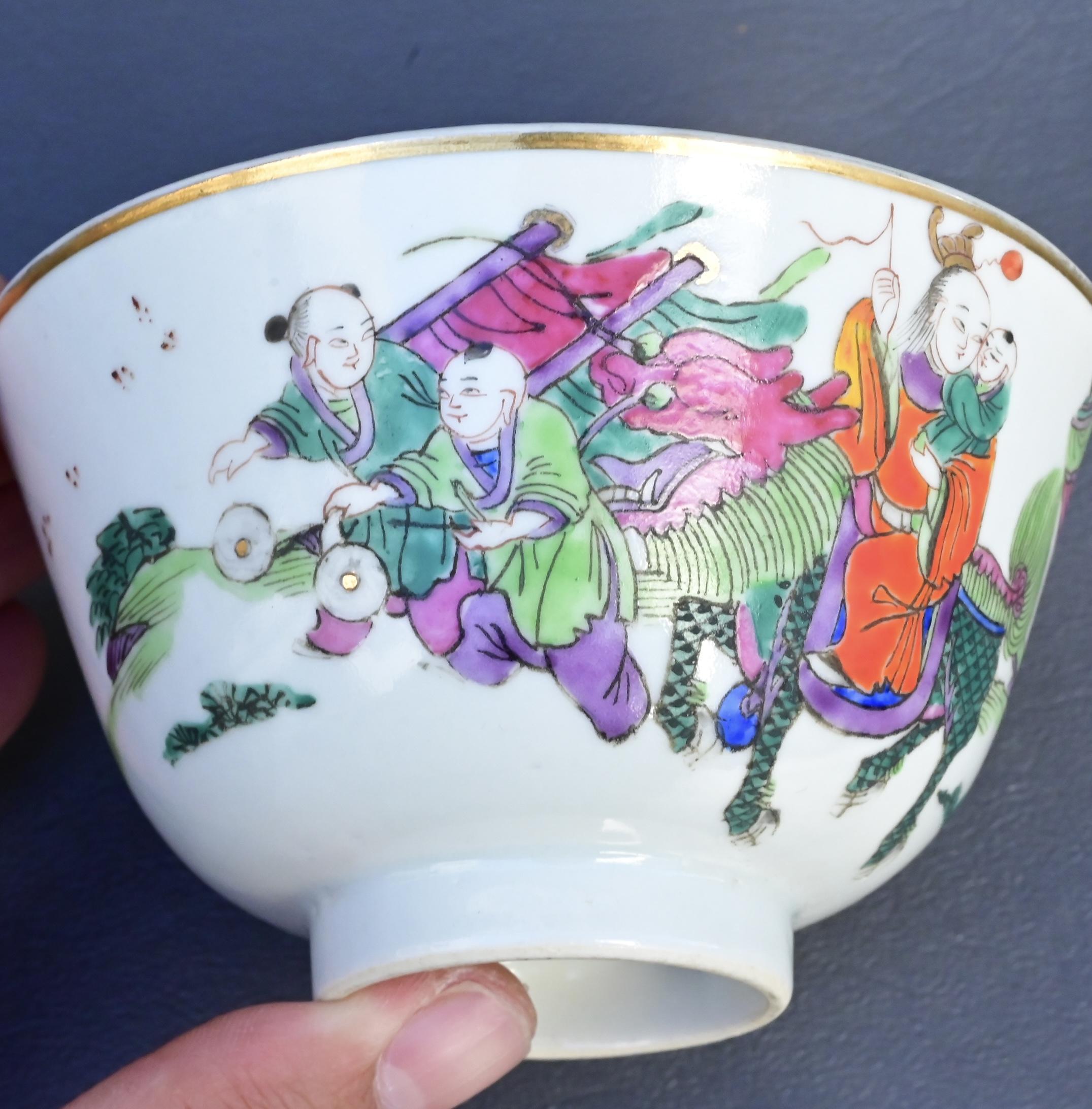 Paire de bols couverts anciens en porcelaine de Chine de la dynastie Qing - Enfants au jeu en vente 7