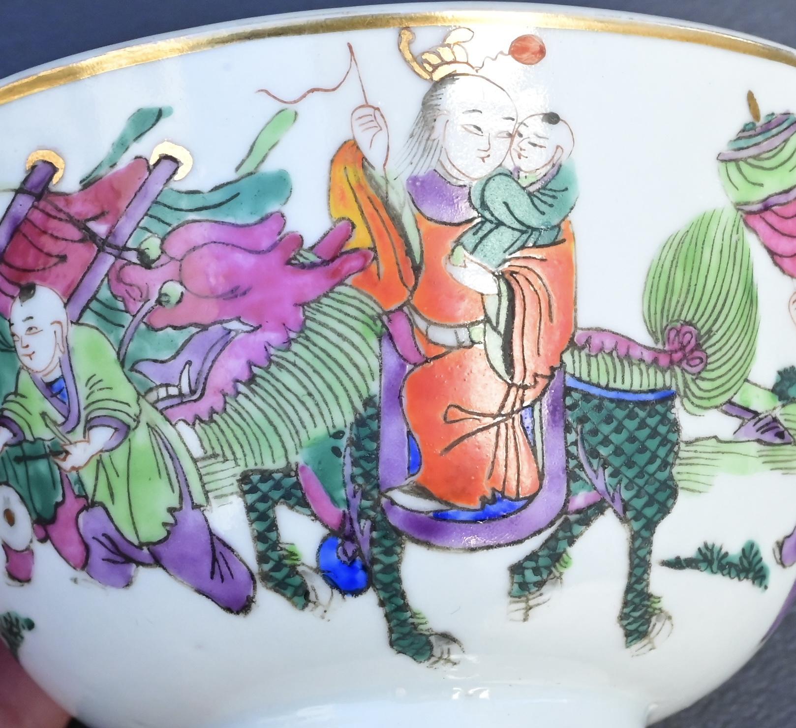 Paire de bols couverts anciens en porcelaine de Chine de la dynastie Qing - Enfants au jeu en vente 8