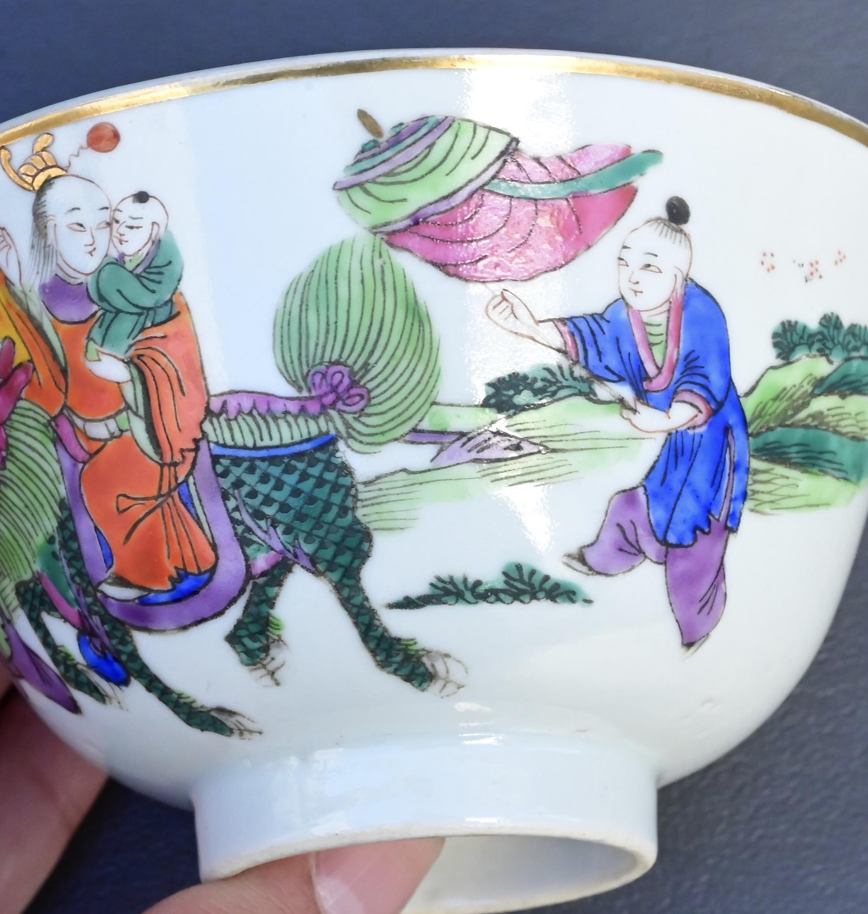 Paire de bols couverts anciens en porcelaine de Chine de la dynastie Qing - Enfants au jeu en vente 9