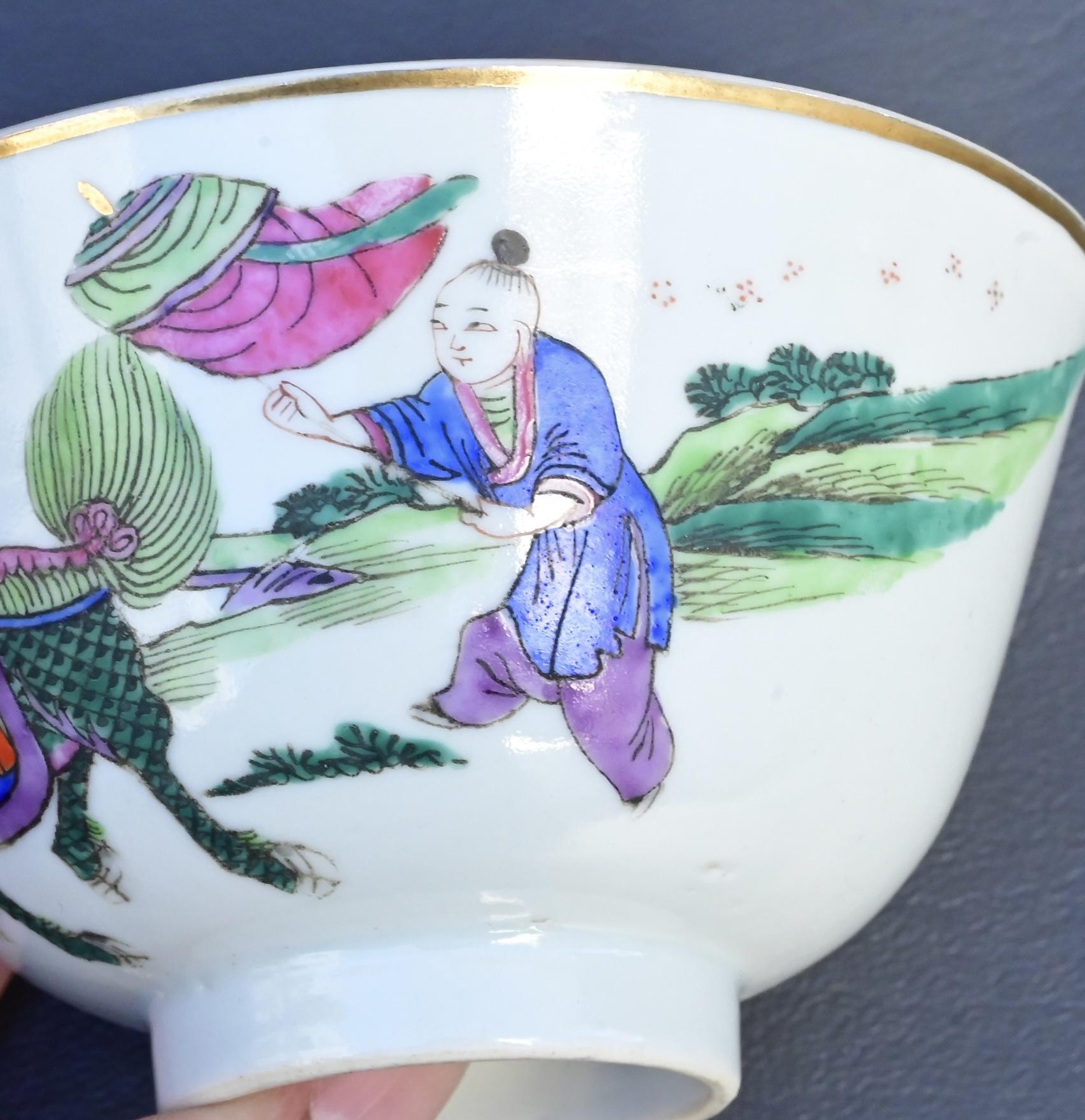 Paire de bols couverts anciens en porcelaine de Chine de la dynastie Qing - Enfants au jeu en vente 10
